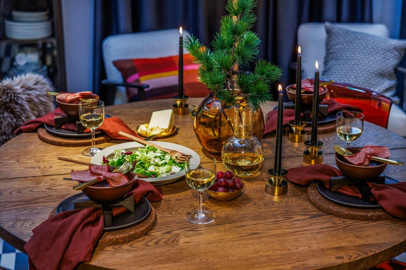 Modernus: šis stilius tinka moderniems namams, nes papildo bendrą erdvės stilistiką ir kartu suteikia šventiškumo. 