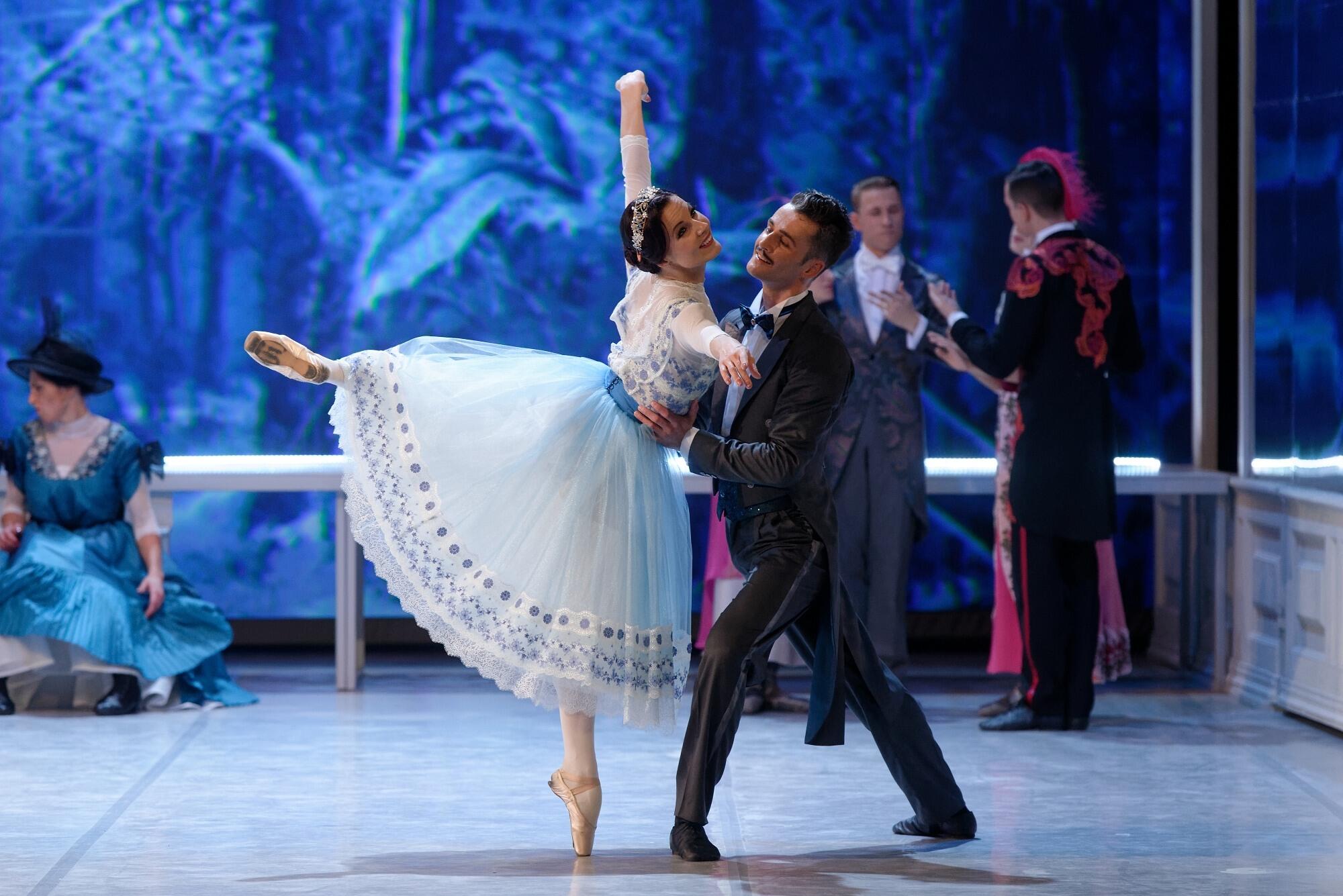 Gianni Santucci režisuotas baletas „Kita Pelenės istorija“ pagal paskutinį kompozitoriaus J. Strausso sceninį kūrinį „Pelenė“. 2017 m.