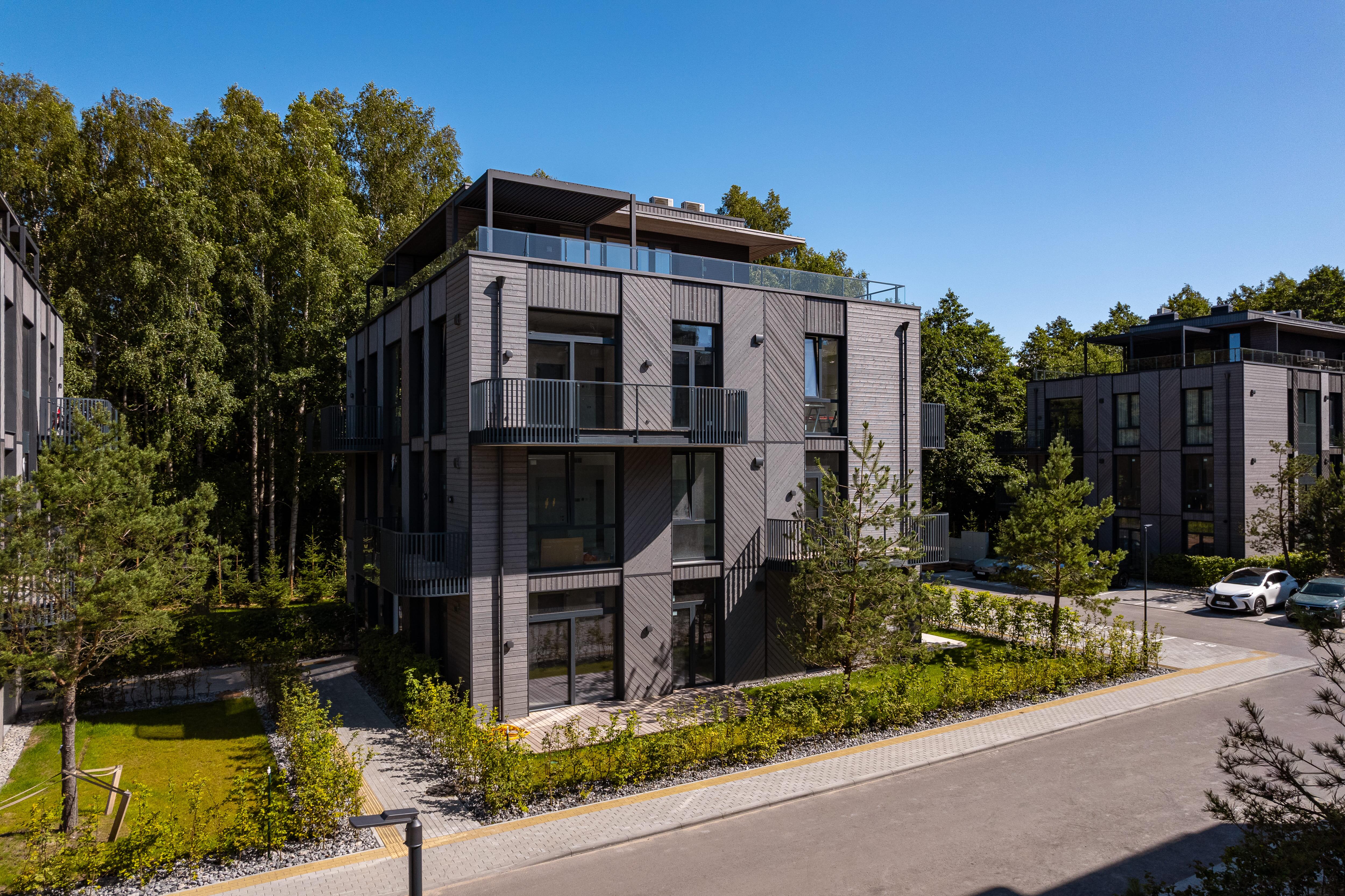 Poilsio kompleksas „Melno rezidencija“ įkurtas prestižine vadinamoje pietinėje Palangos dalyje, gamtos apsuptyje.