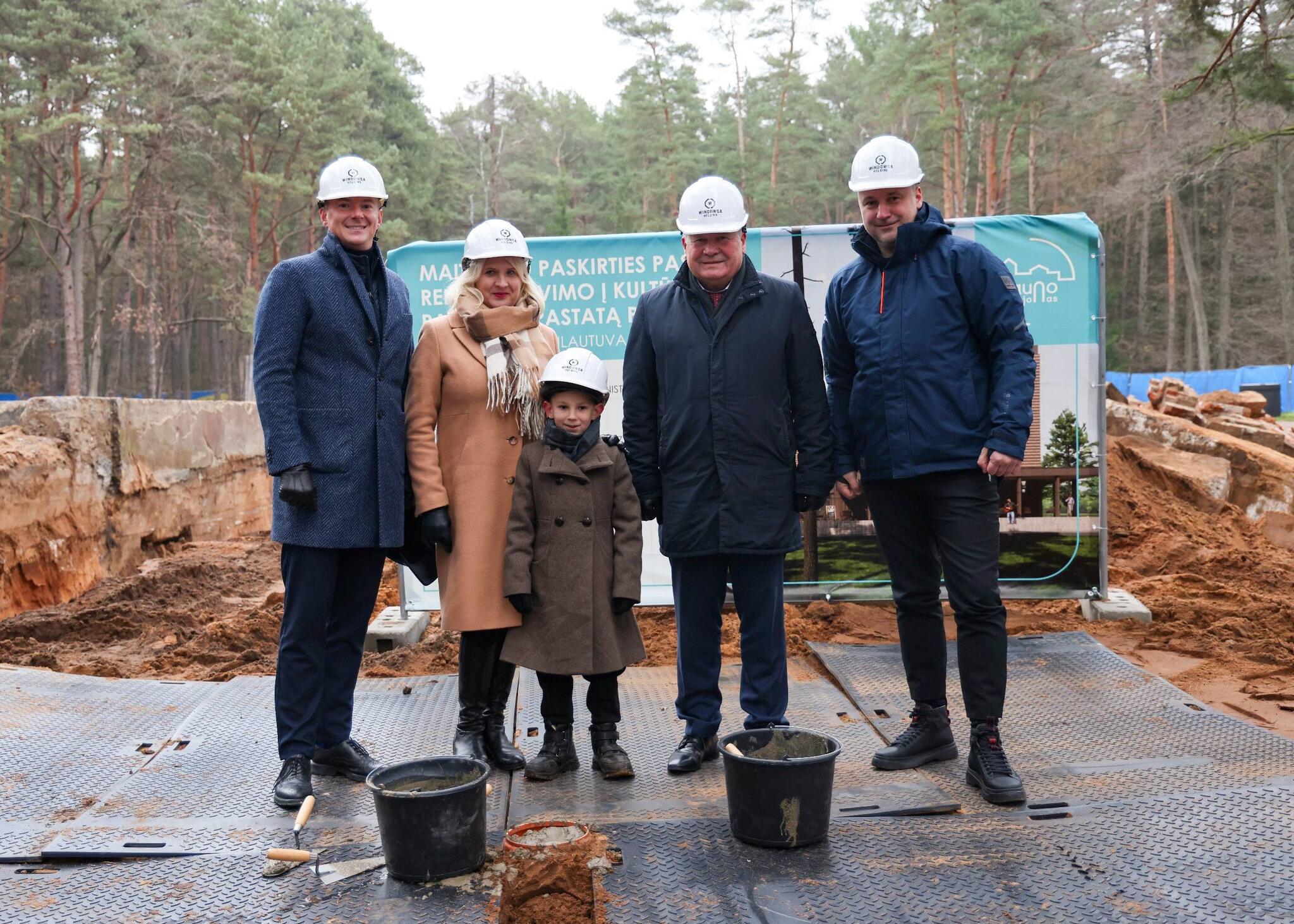 Pradžia: simbolinės laiko kapsulės įkasimu pradedama bendruomenės daugiafunkcio centro statybų pradžia.