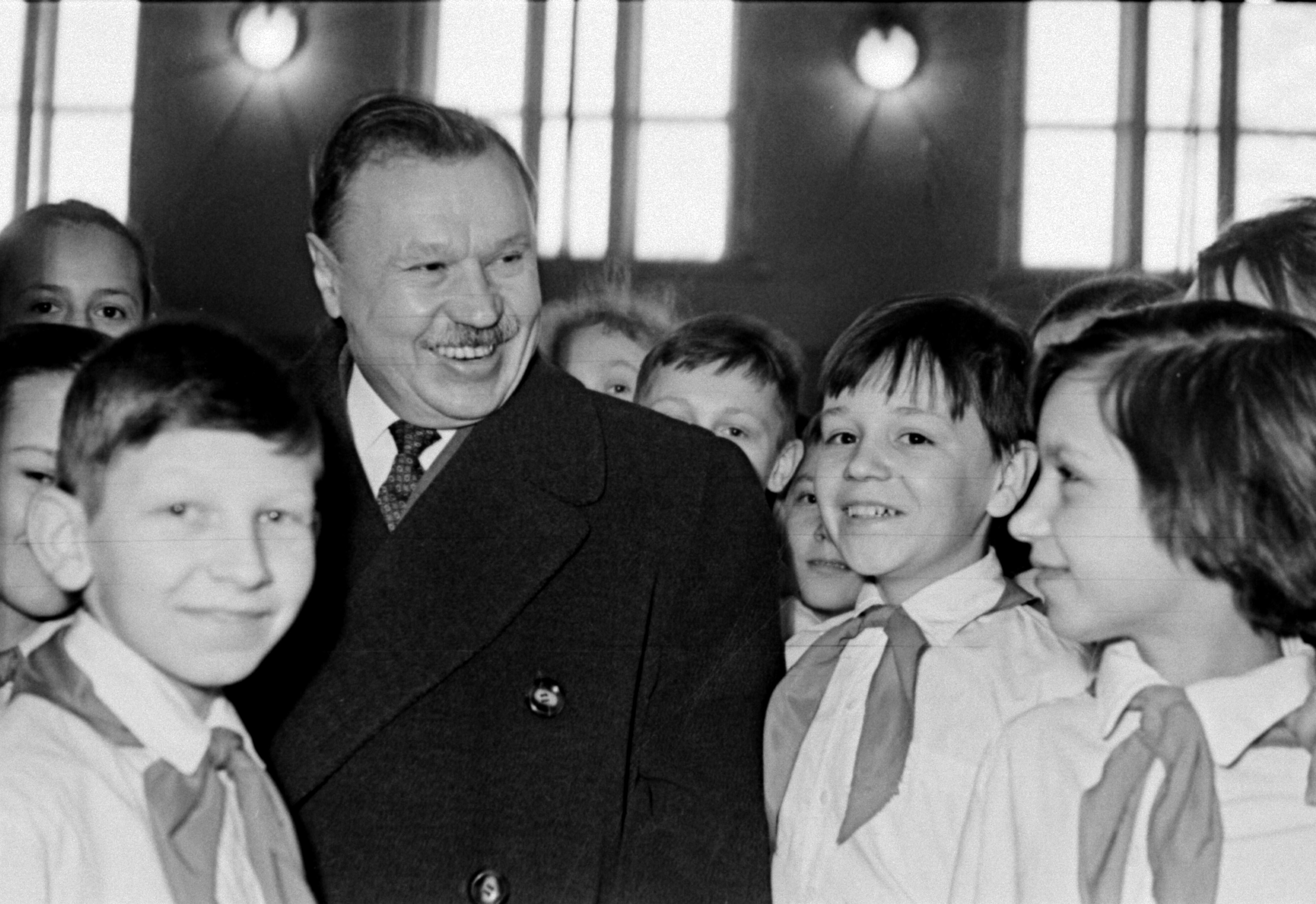 Ideologas: A. Sniečkus tarp pionierių. Vilnius, 1960 m.