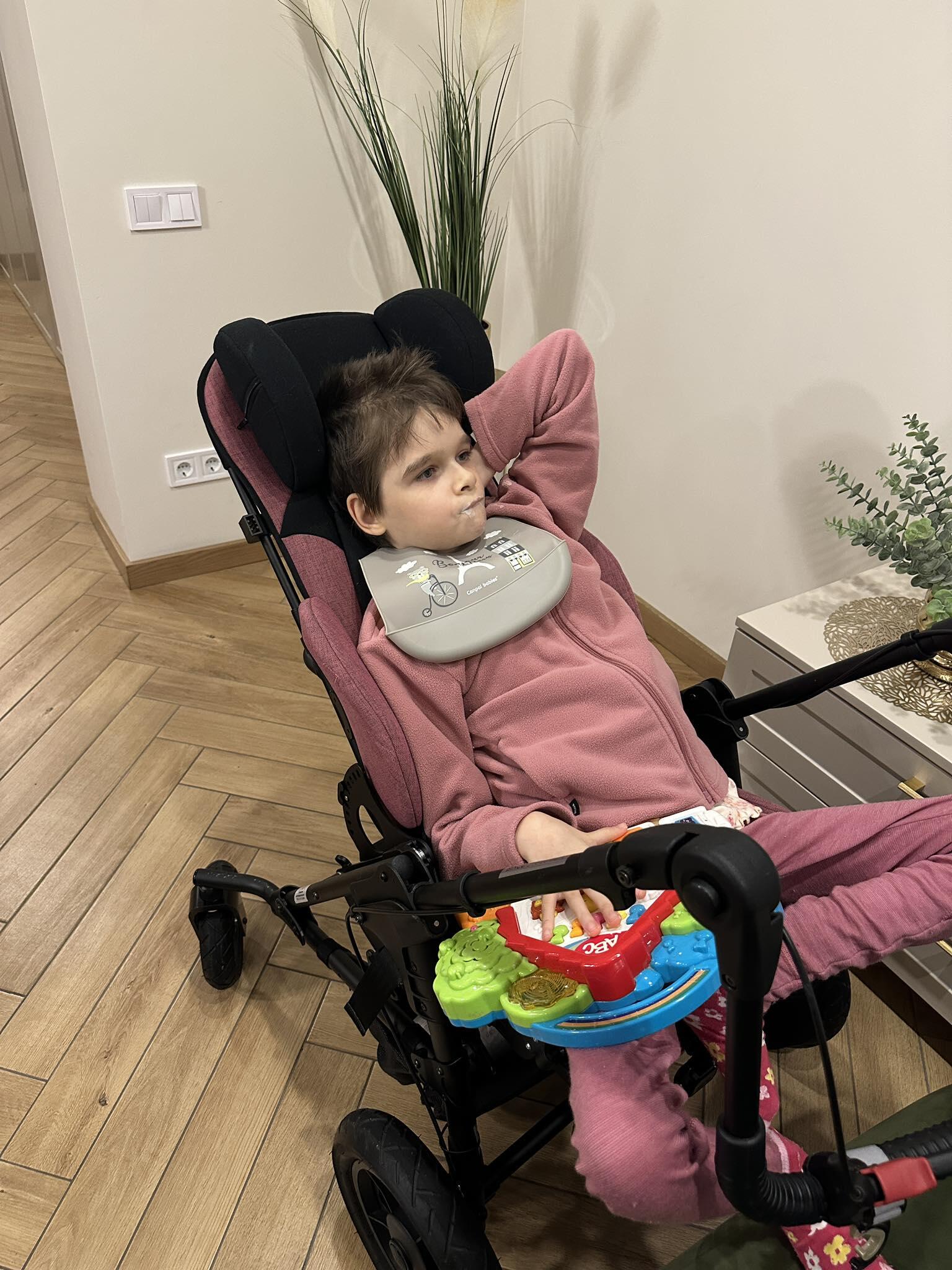 Priežastys: Amelija gimė sveika, tačiau būdama keturių mėnesių smarkiai sukarščiavo, ją ištiko epilepsijos priepuolis, dėl deguonies stygiaus buvo pažeistos smegenys, dėl to apako ir susirgo ataksiniu cerebriniu paralyžiumi.