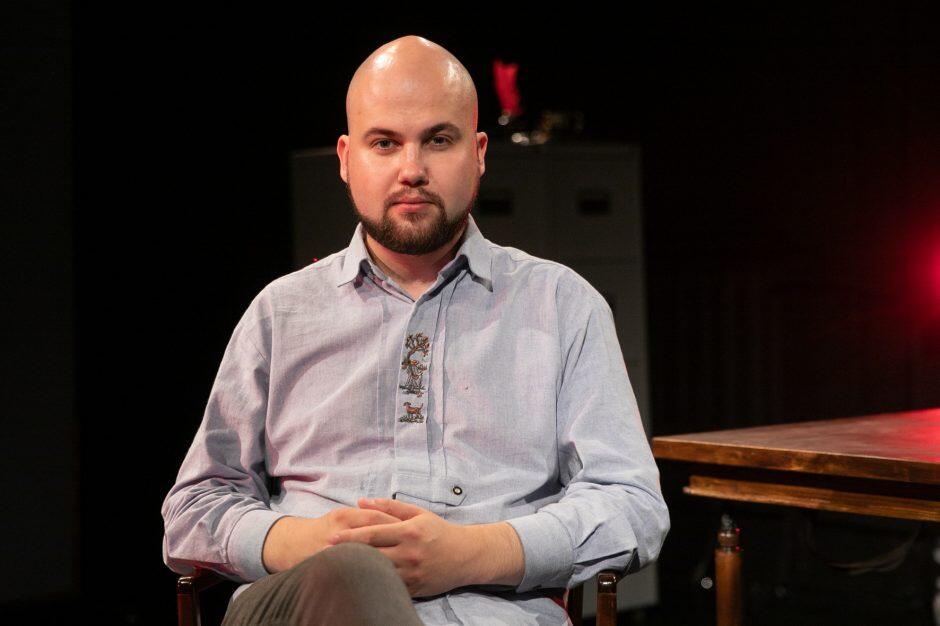 Specifika: „Įvietintas teatras nėra salė, kurioje viskas jau paruošta iliuzijai, – sako Ž. Vingelis. – Čia atsiveria realybės plyšys, pro kurį į mūsų pasaulį veržiasi teatrinė vaizduotė“.