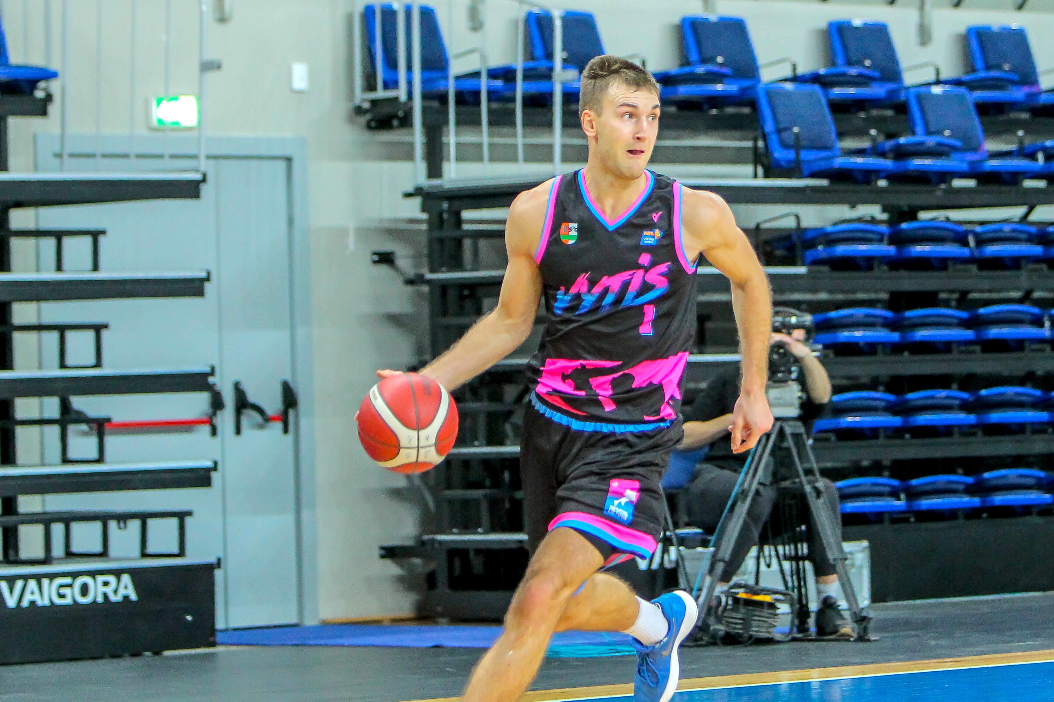 Universalus: 38-erių P. Beliavičius ir pats dar žengia į aikštę, bet mieliau susitelktų į trenerio ir vadybininko darbą.