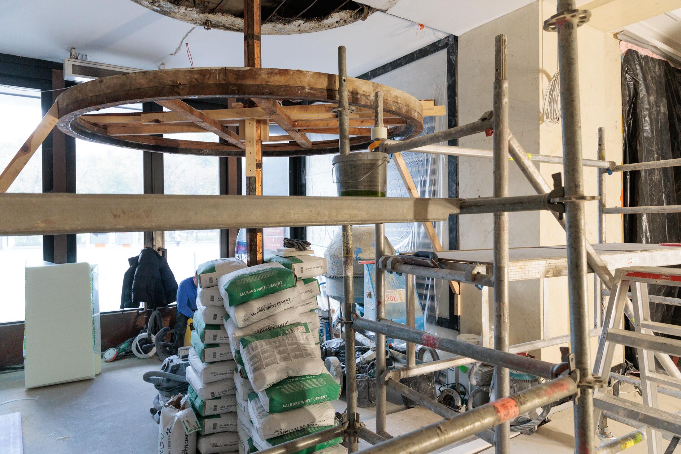 Neįrengta: senieji rangovai nespėjo sutvarkyti sukamųjų durų, įrengti lifto.