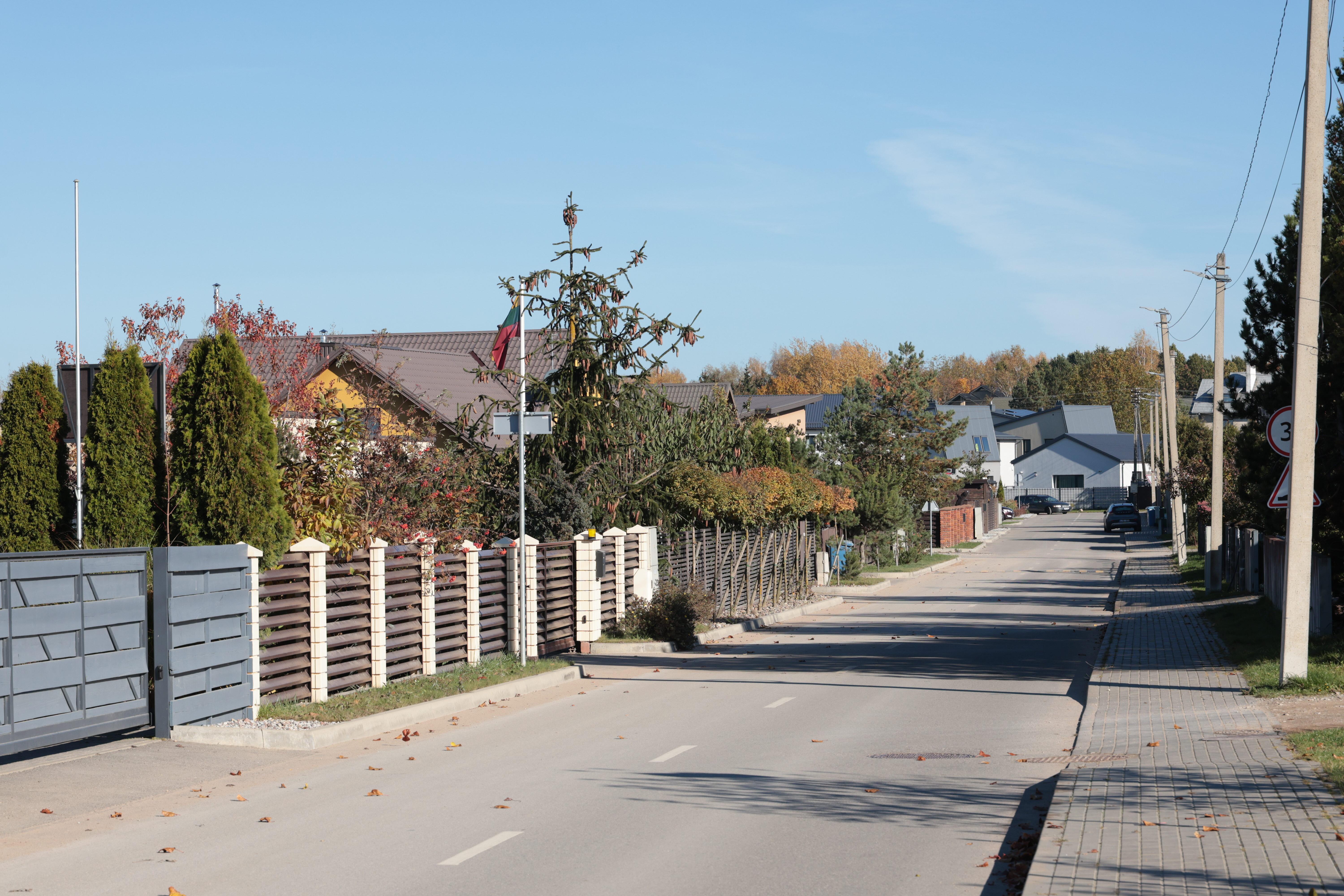 Neišsitenka: siaurose gatvelėse, ypač kai nėra kitų parkavimo vietų, ir automobiliai paliekami gatvėje, technikai sunku nuvalyti sniegą.