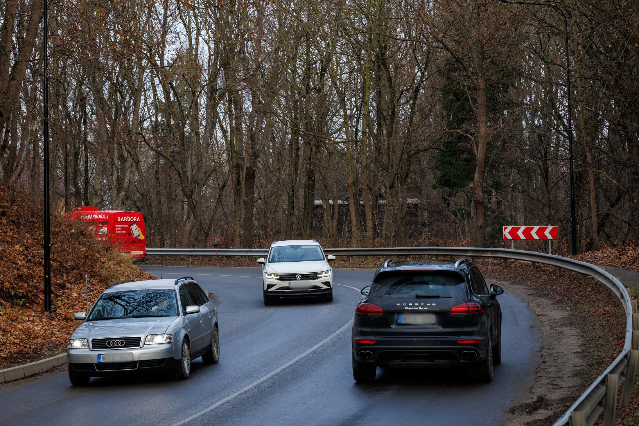 Trikdis: susiformavus plikledžiui, Raudondvaryje sunkiasvorė technika neįveikia įkalnės, ne mažiau sudėtinga nusileisti ir nuokalne.