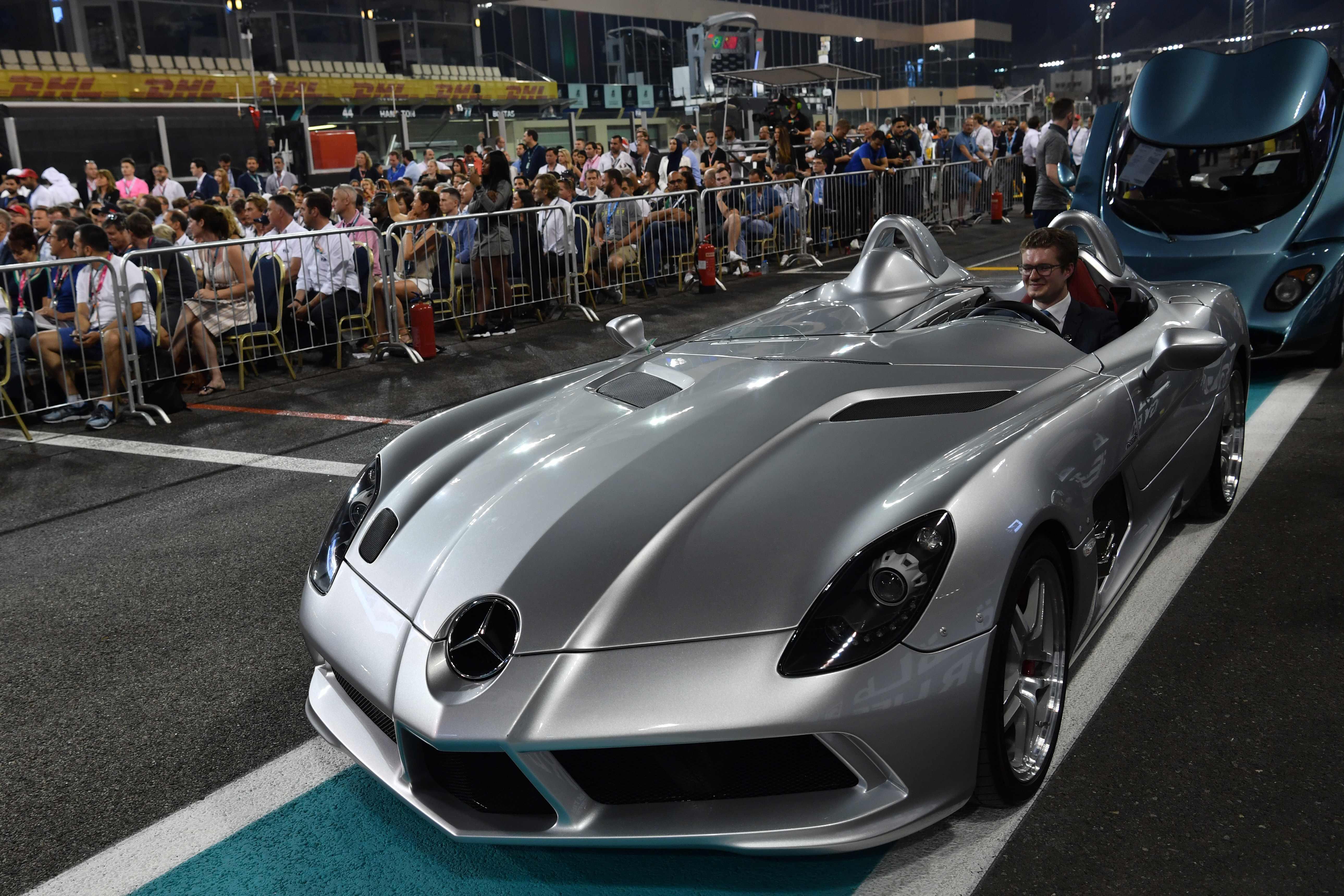 Įamžino: „Louis Vuitton“ savininko B. Arnault „Mercedes-Benz SLR McLaren SM“ sukurtas legendiniam F-1 lenktynininkui S. Mossui pagerbti.