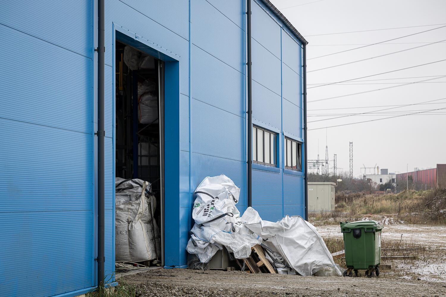 Trąša: vietiniai gyventojai įsitikinę, kad nemalonus kvapas sklinda iš „Polylemos“, o ne iš šalia veikiančios Kauno kogeneracinės jėgainės.