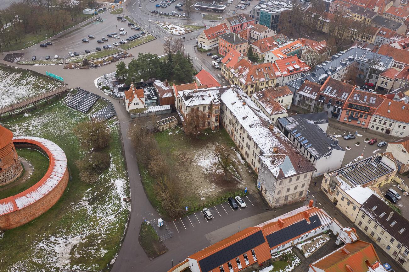 Vieta: buvusios žydų ligoninės vidinis kiemas paverstas automobilių aikštele.