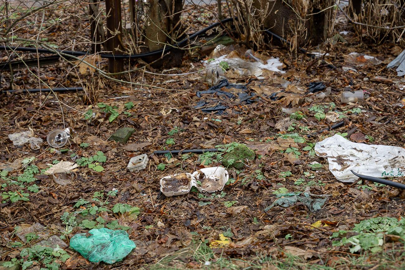 Netvarka: aikštelė aptverta parūdijusia tvora, prie kurios nuolat mėtosi šiukšlių.