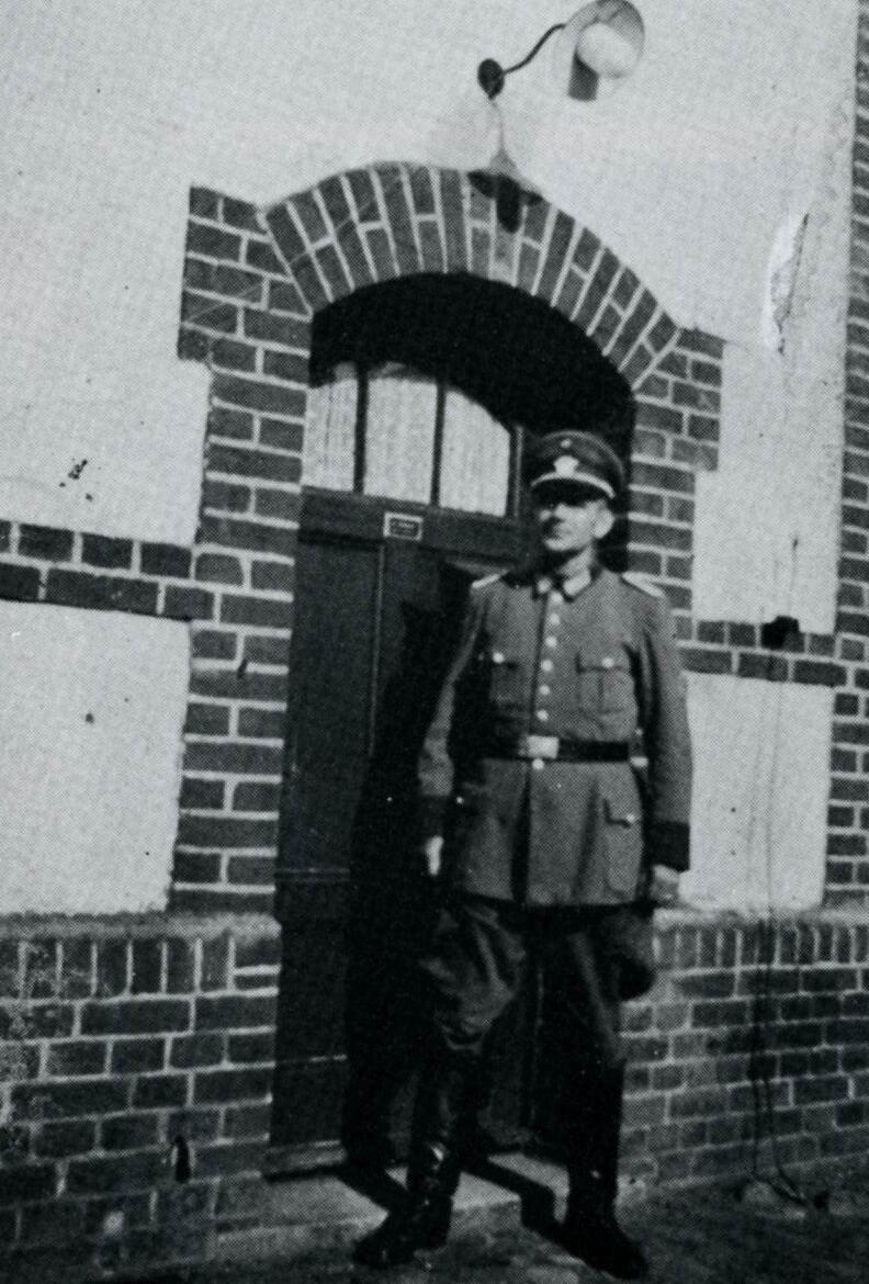 Liudijimas: iki šių dienų išliko H. Gedaičio sužeisto žandaro H. Silkeit nuotrauka prie Priekulės policijos pastato.