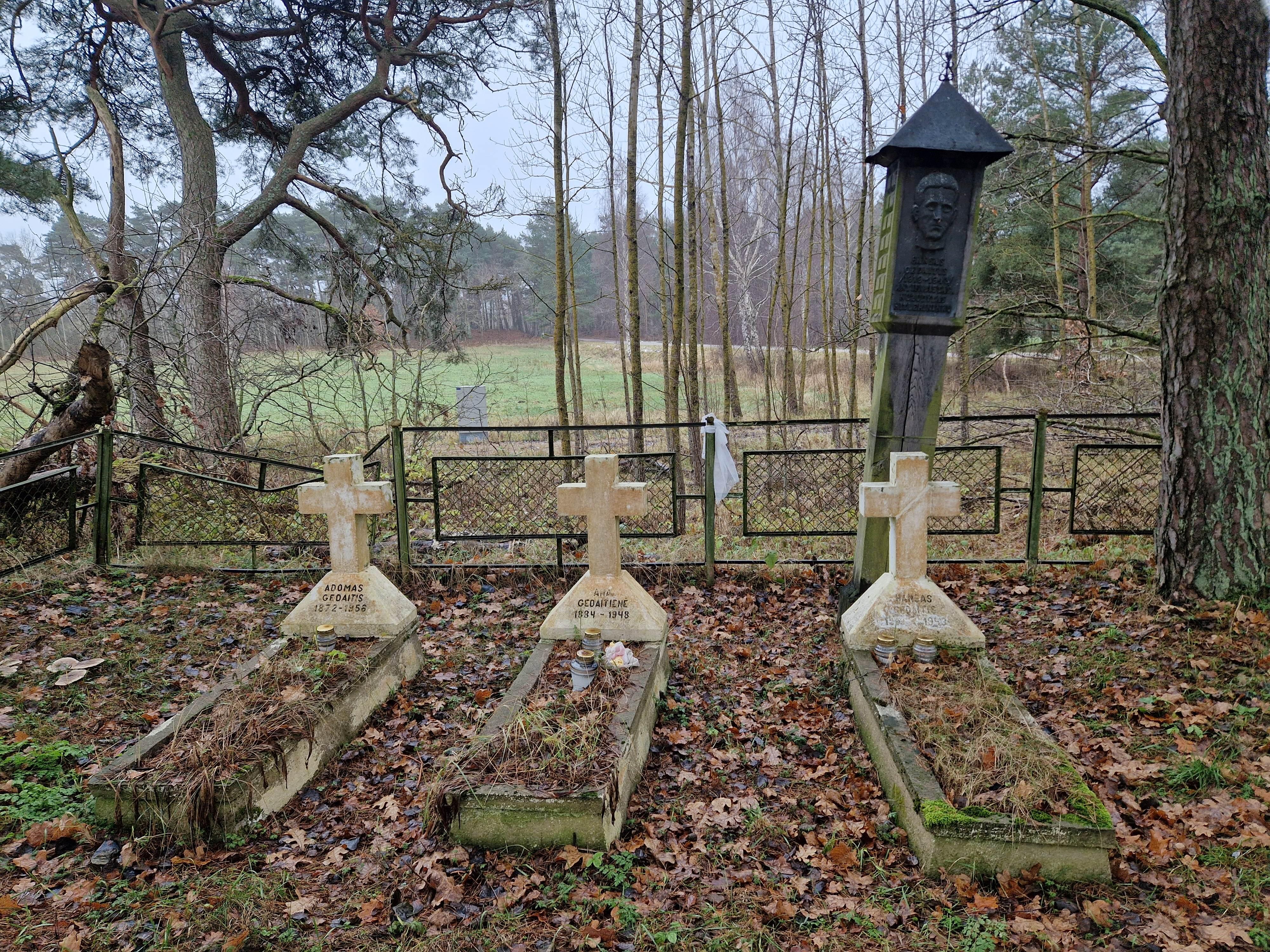 Šeima: tėvai Adomas ir Ana bei jų tragiškai žuvęs sūnus Hansas palaidoti atskirose, III Svencelės kapinėse.