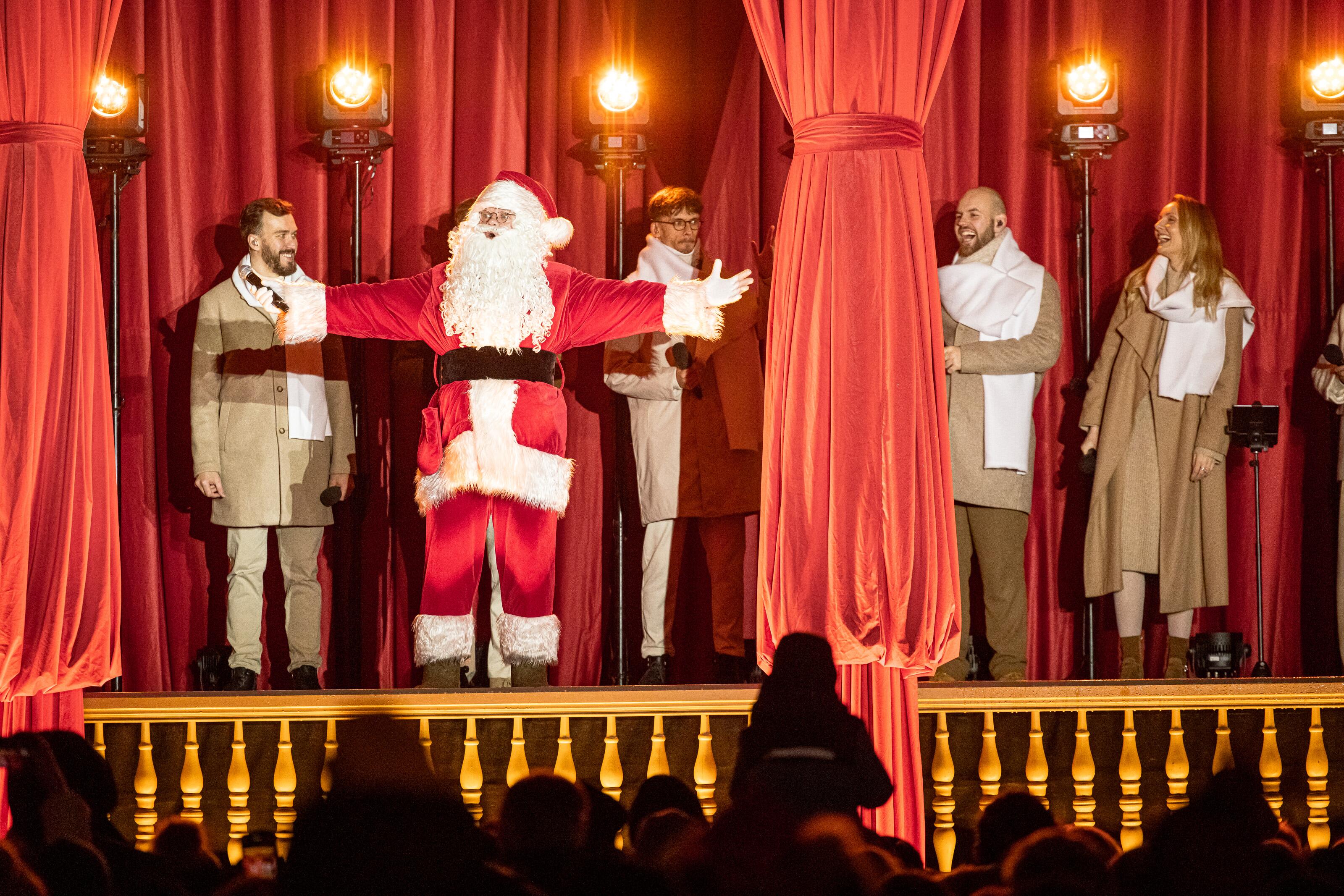 Balsai: šventinę nuotaiką prie senojo Kurhauzo kūrė vilniečių ansamblis „Vilnius Voices“ ir Kalėdų Senelis.