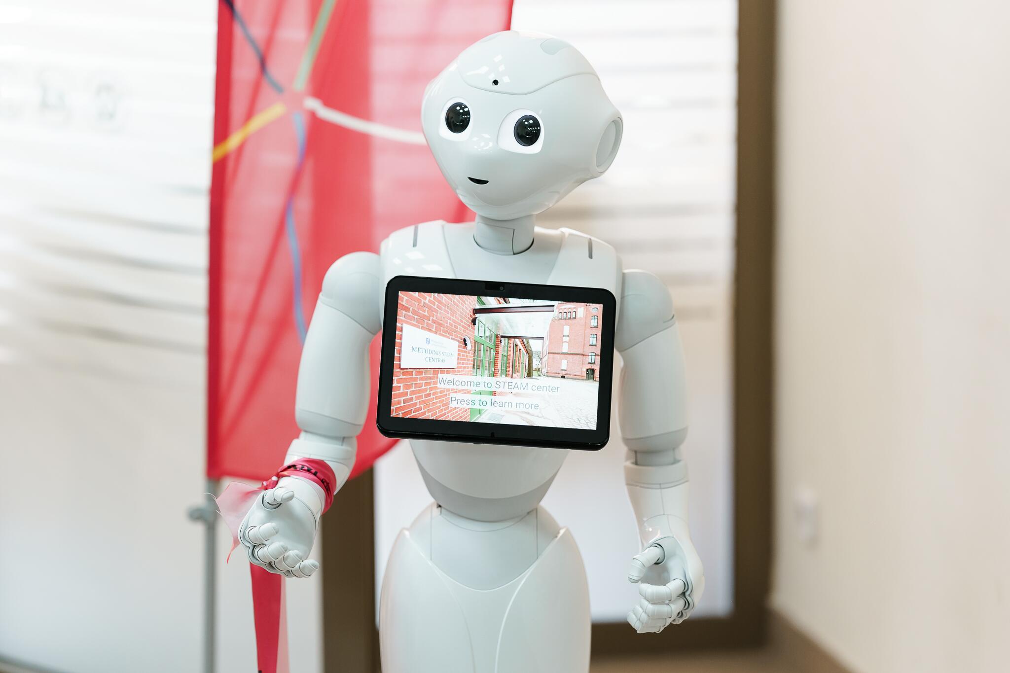 Kūryba: IT robotikos laboratorijoje komandos programuoja robotus, kuria išmaniųjų namų modelius.