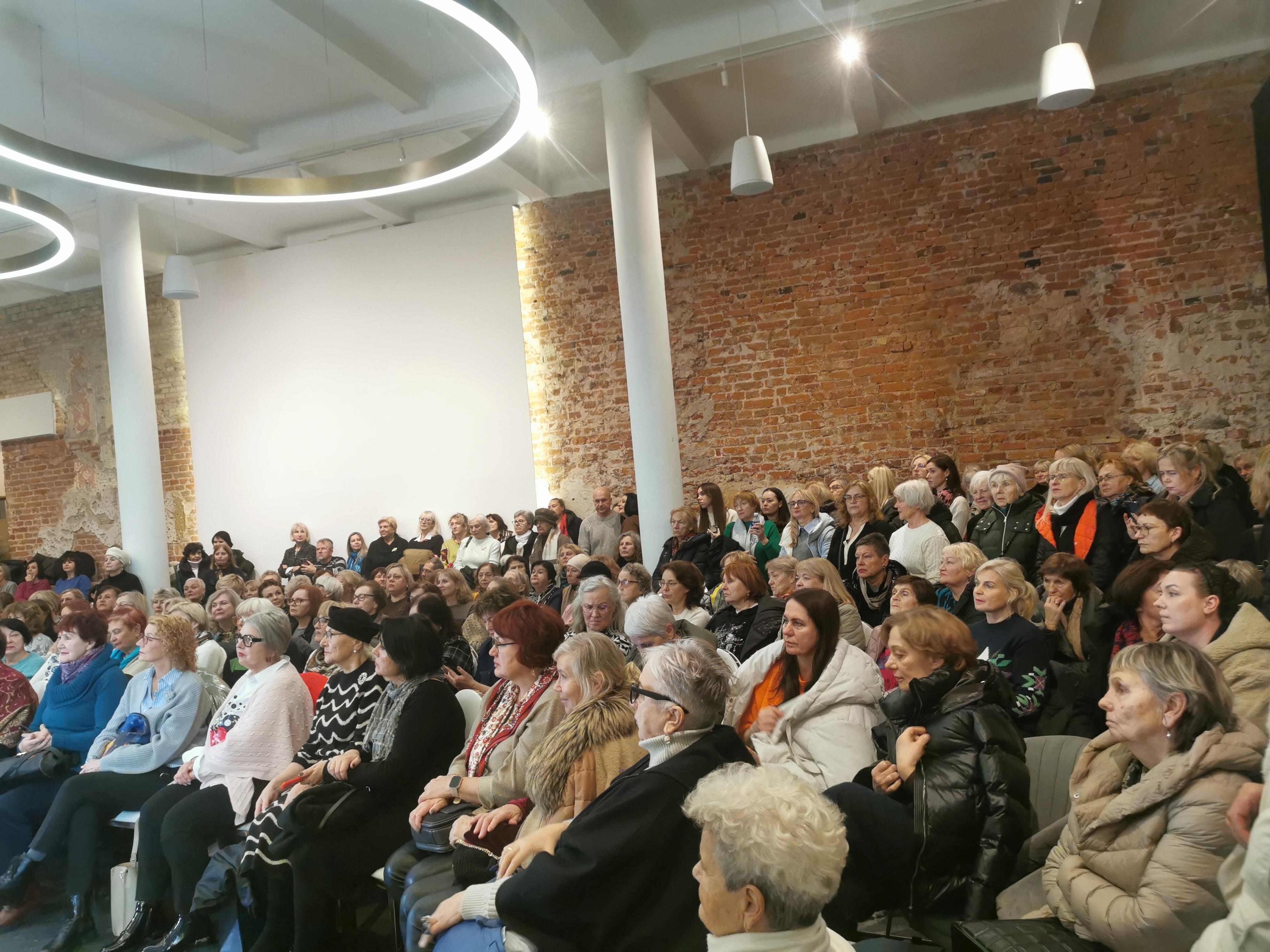 Susidomėjo: į susitikimą su žurnaliste atvyko tiek daug žiūrovų, kad daugumai nebeliko laisvų vietų.