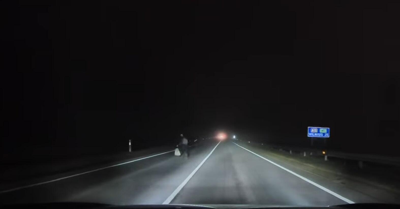 Likimas: jei vairuotojas būtų važiavęs greičiau, nelaimės nebūtų pavykę išvengti.