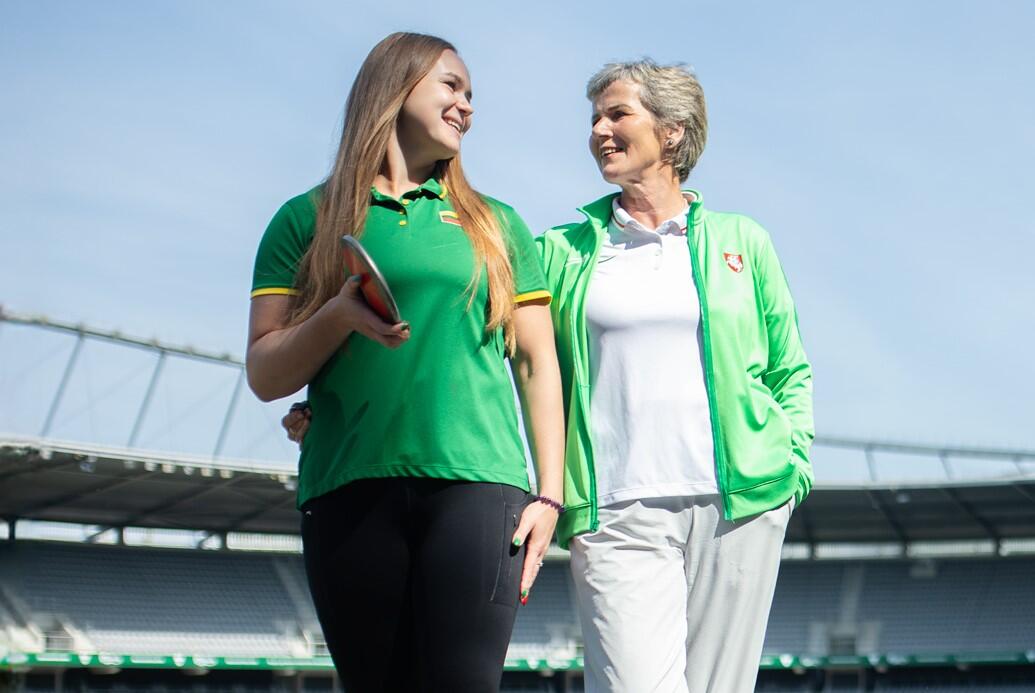 Bendražygės: O. Dobrovolskaja (kairėje) – paralimpinio sporto Metų sportininkė, ją treniruojanti T. Nekrošaitė – Metų trenerė.