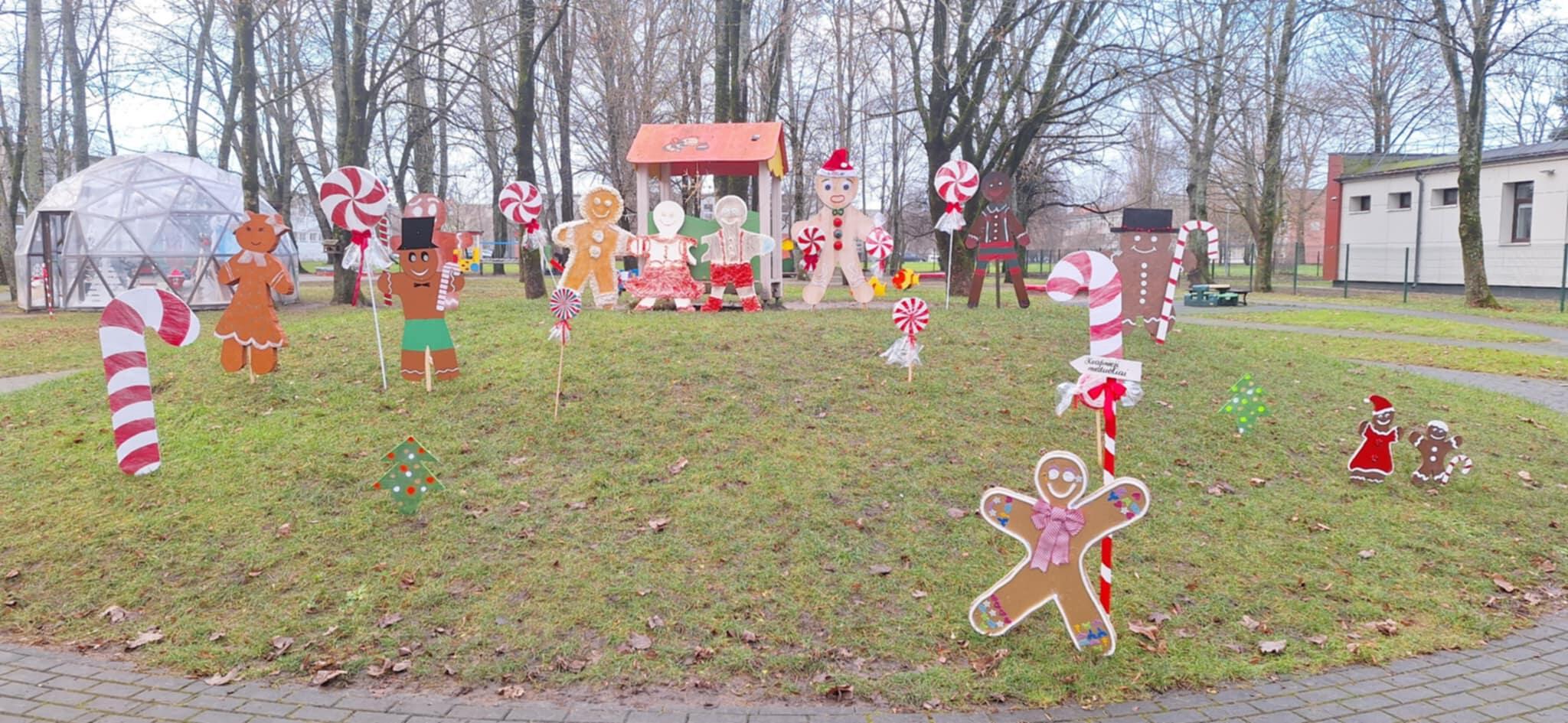 Simbolis: pievoje – aibė šventiškų meduolių.