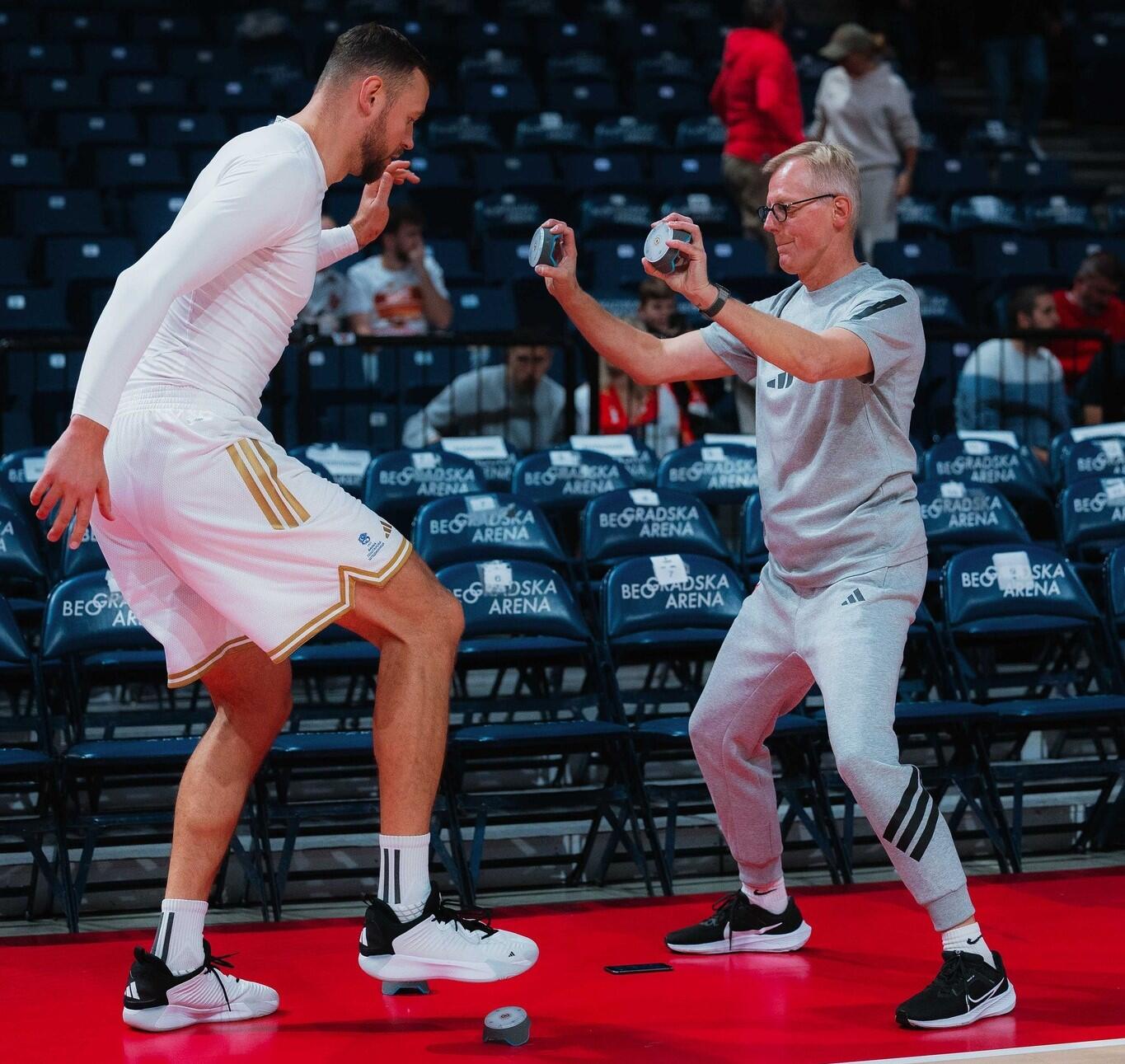 Apšilimas: „Crvena zvezda“ legionieriui D. Motiejūnui jo trenerio V. Mikalausko parengti pratimai prieš varžybas traukia ir sirgalių akį.