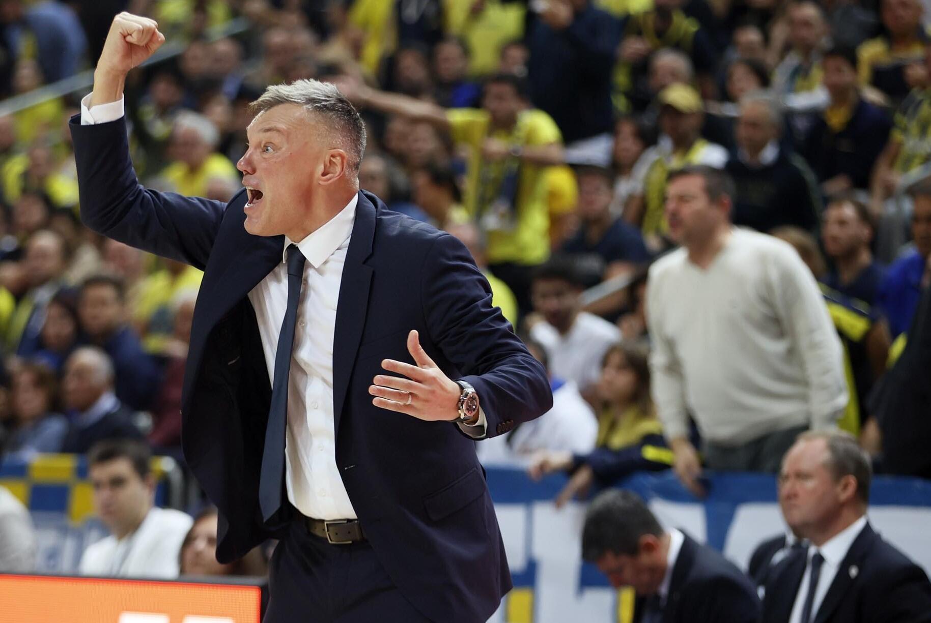 Pralaimėjo: Š. Jasikevičiaus grūmojimai ir šauksmai neįkvėpė „Fenerbahce“ žaidėjų.