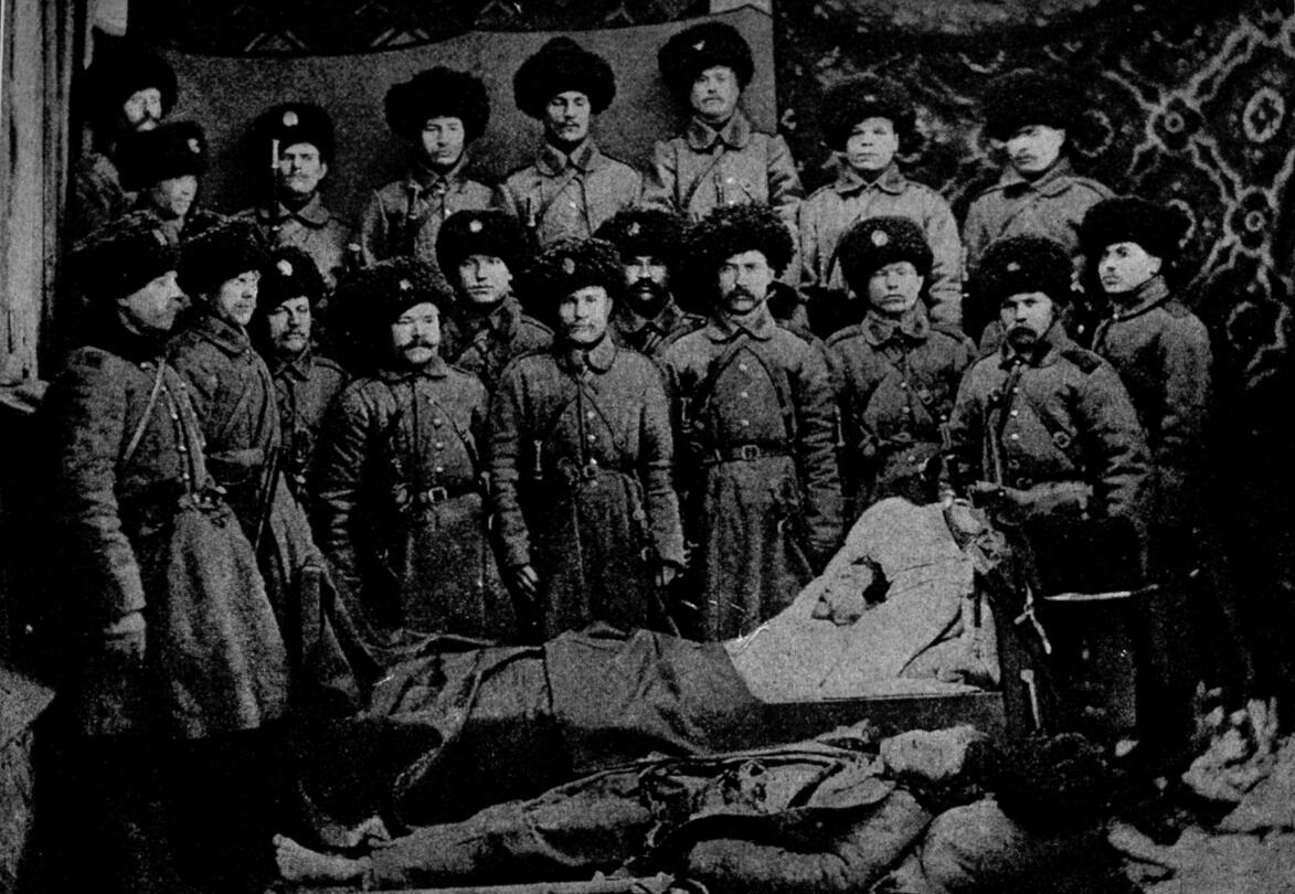 Įsiamžino: bendražygiai nusifotografavo prie žuvusių kovoje su kontrabandininkais kapitono I. Melecho ir raitojo sienos prižiūrėtojo Ščegolevo kūnų.