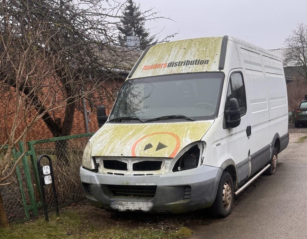 Nemalonumai: ir Kintų g. jau kelerius metus stovi neeksploatuojamas mikroautobusas. Transporto priemonė nevažiuojanti, padangos nuleistos.