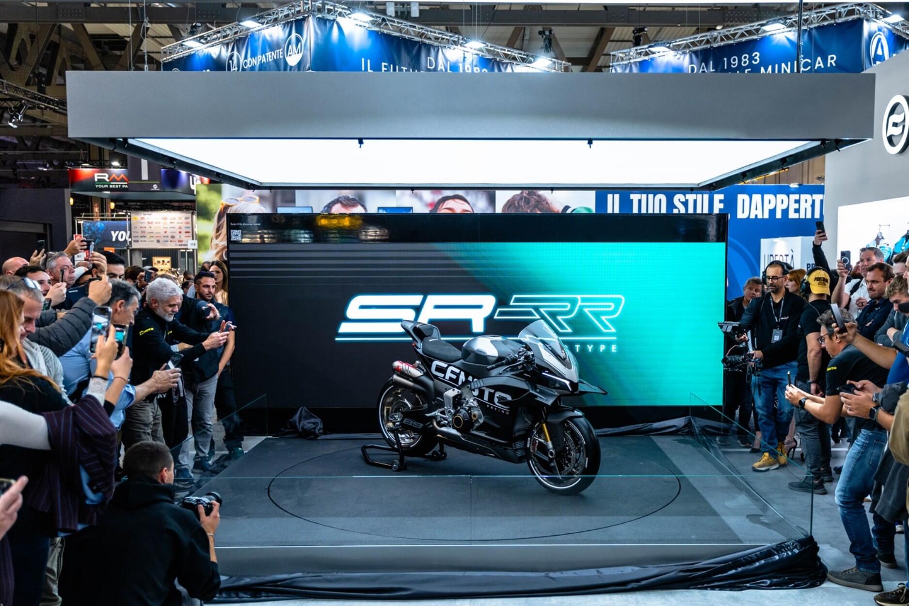 Tobulina: gamintojai integruoja automatinius LED žibintus, adaptyvias greičio palaikymo sistemas ir netgi reguliuojamo aukščio pakabą.