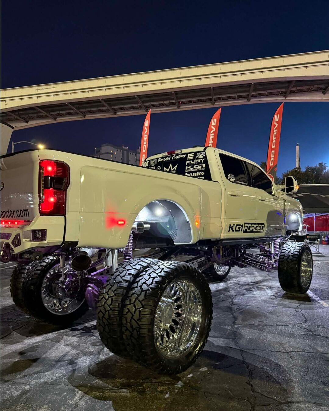 Mastas: erdvėse, savo dydžiu prilygusiose kelioms dešimtims futbolo stadionų, tilpo tūkstančiai automanų svajonių.