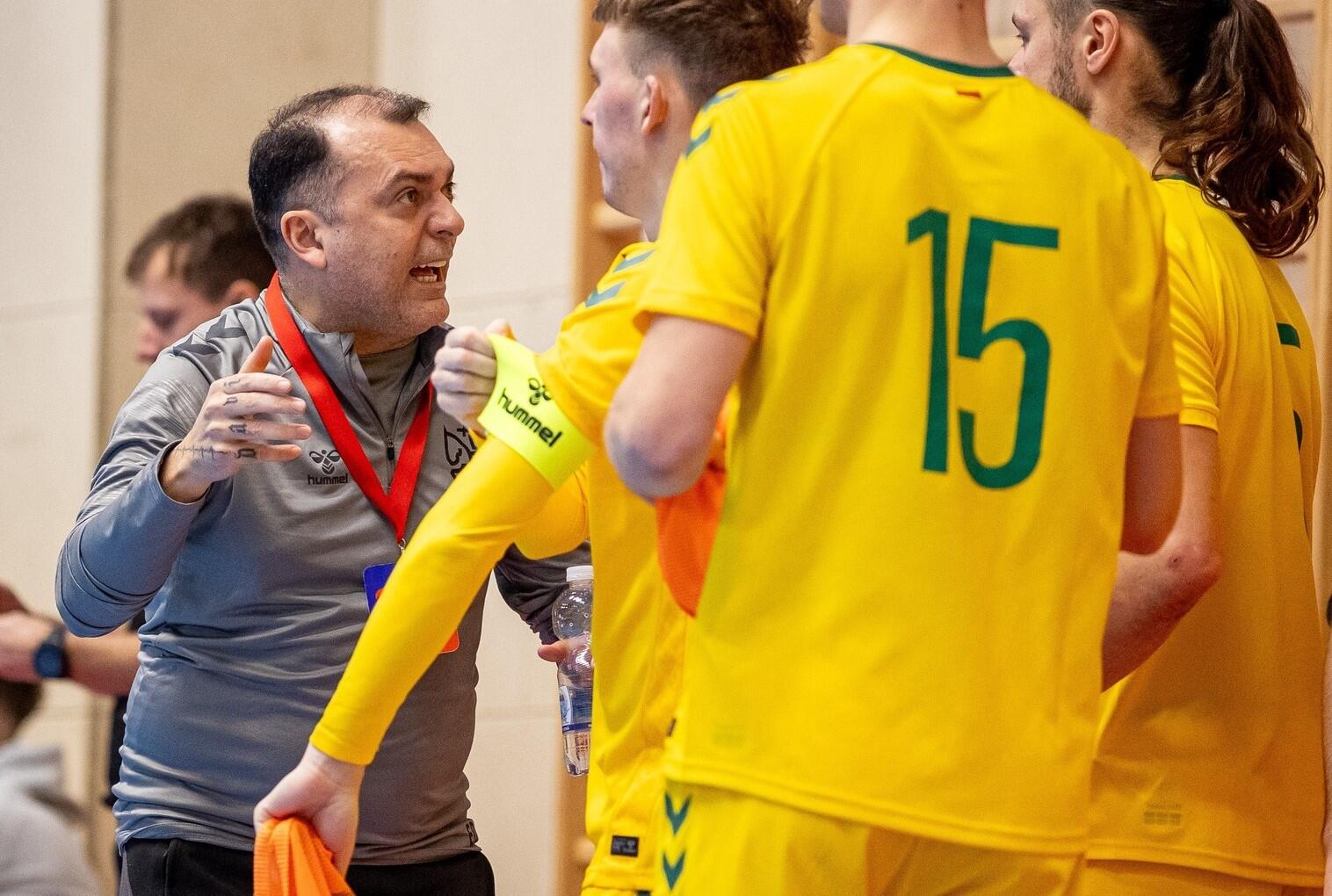 Drausmė: anot vyriausiojo trenerio Dentinho, emocijų protrūkiai aikštėje kenkia žaidimui.