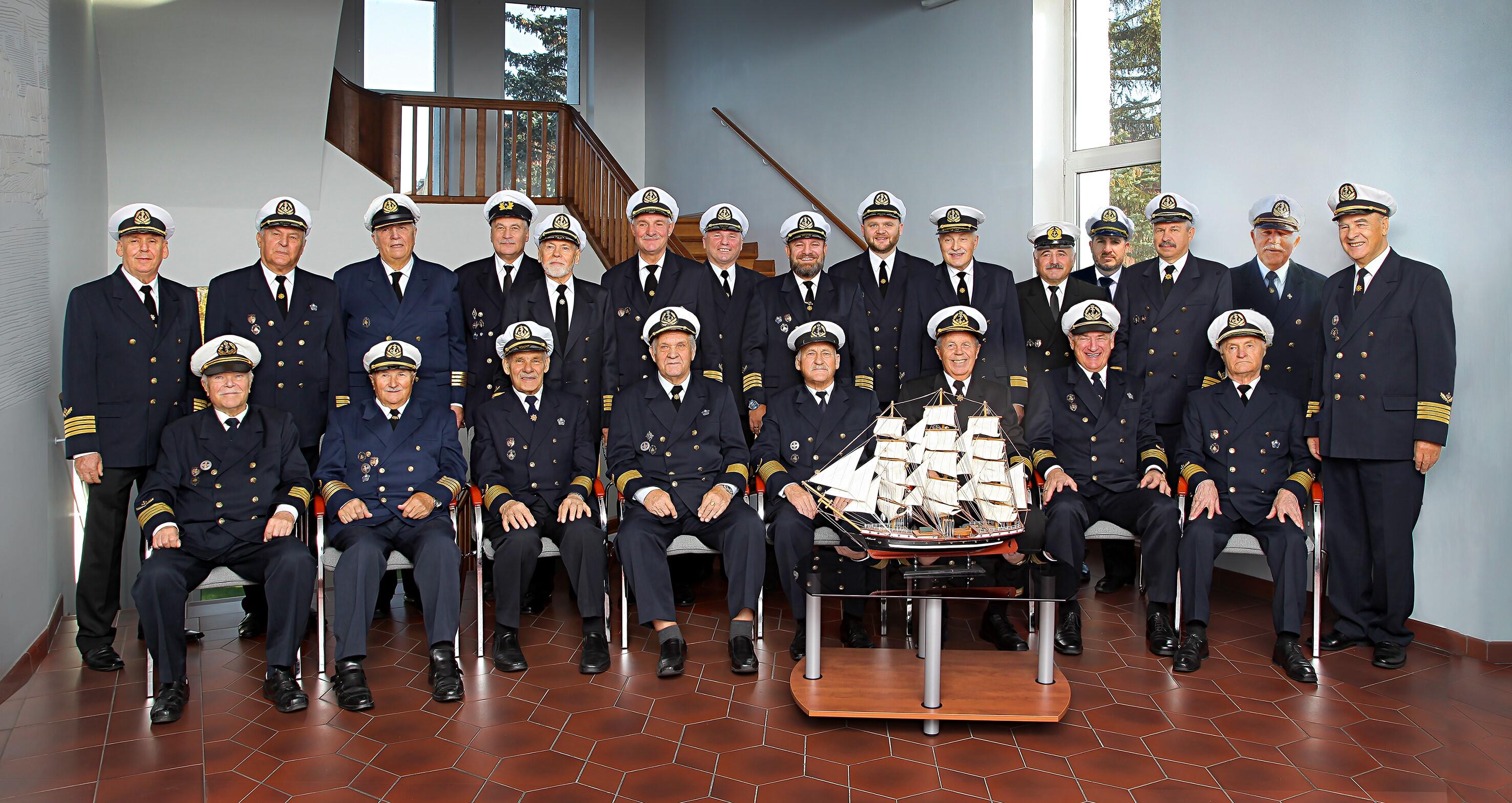 Bendrystė: Jūrų kapitonų asociacija vienija per 70 narių, tačiau šventinėje fotografijoje įamžinti ne visi, nes kai kurie – išvykę į reisą.