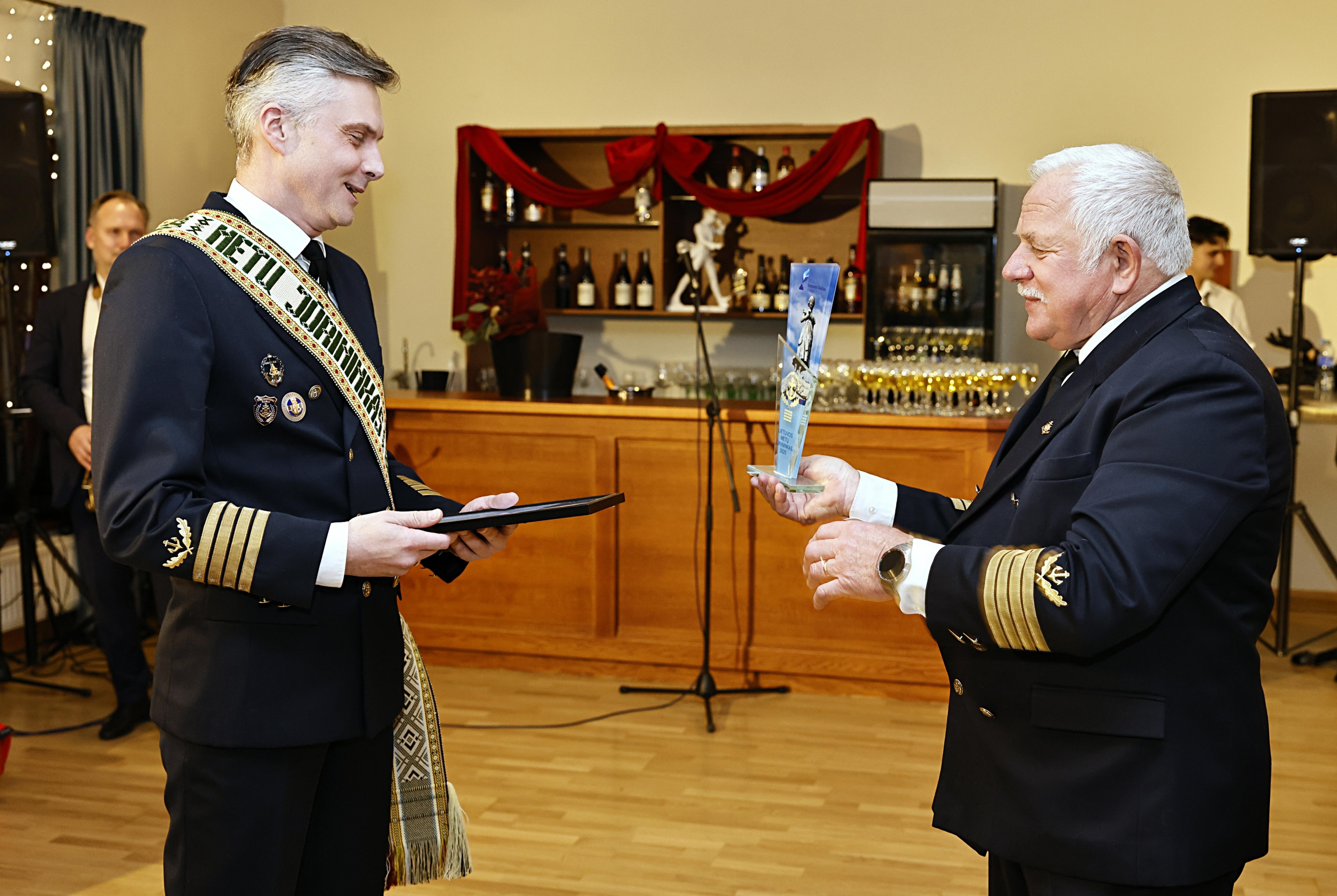 Įvertinimas: šiemet Metų jūrininku išrinktas Jūrų kapitonų asociacijos narys, kapitonas R. Maksimavičius (kairėje).