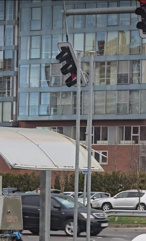 Pavojus: pakibęs šviesoforas buvo pastebėtas Taikos pr. 124.