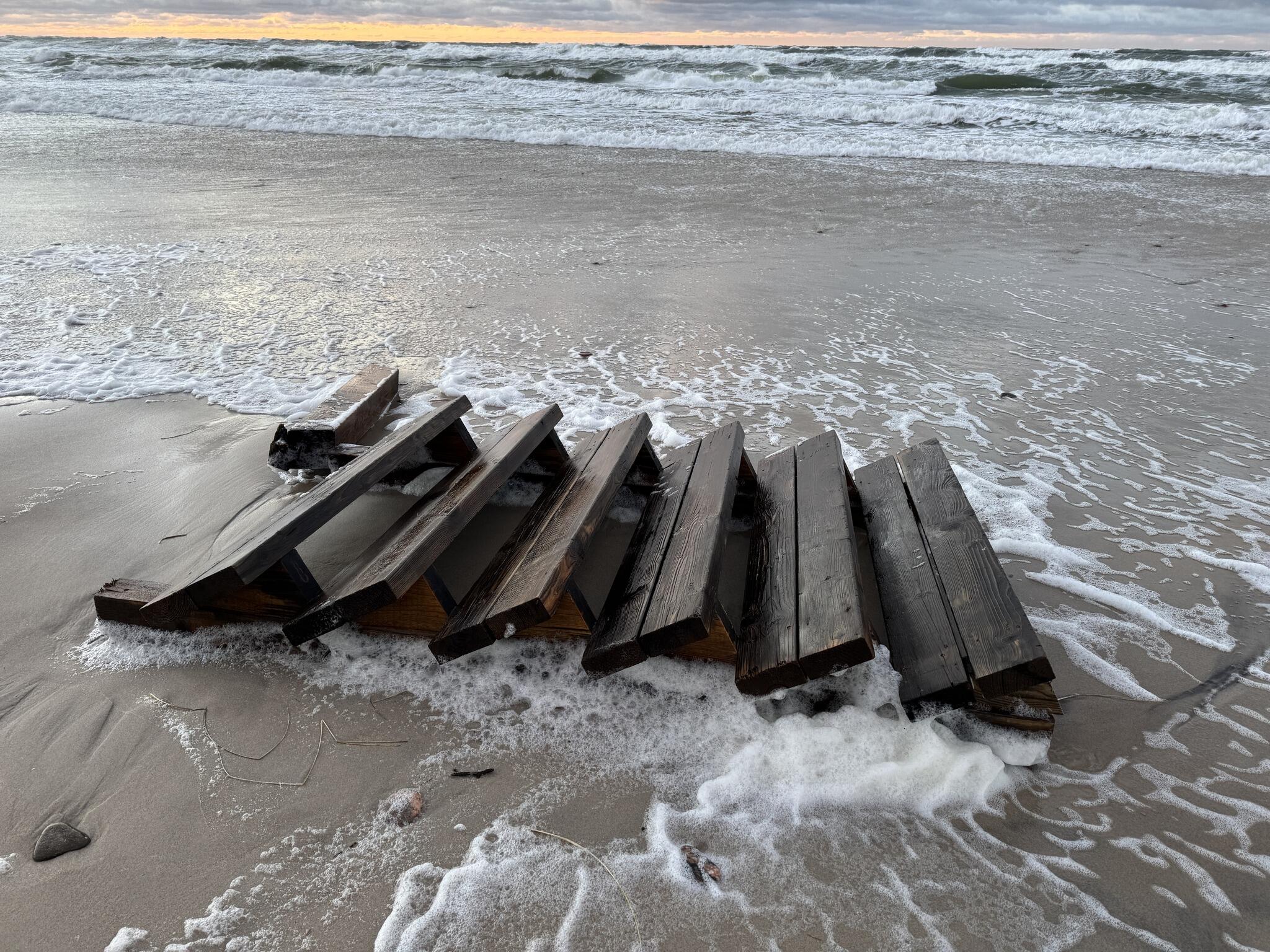 Žala: anot specialistų, laiptų likučiai bangų lengvai nunešami net kelis kilometrus.