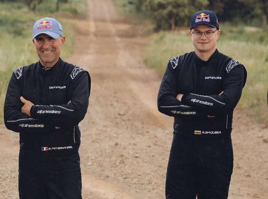 Kolegos: „Defender Rally Team“ komandai kartu su R. Baciuška (dešinėje) atstovaus ir legendinis S. Peterhanselis