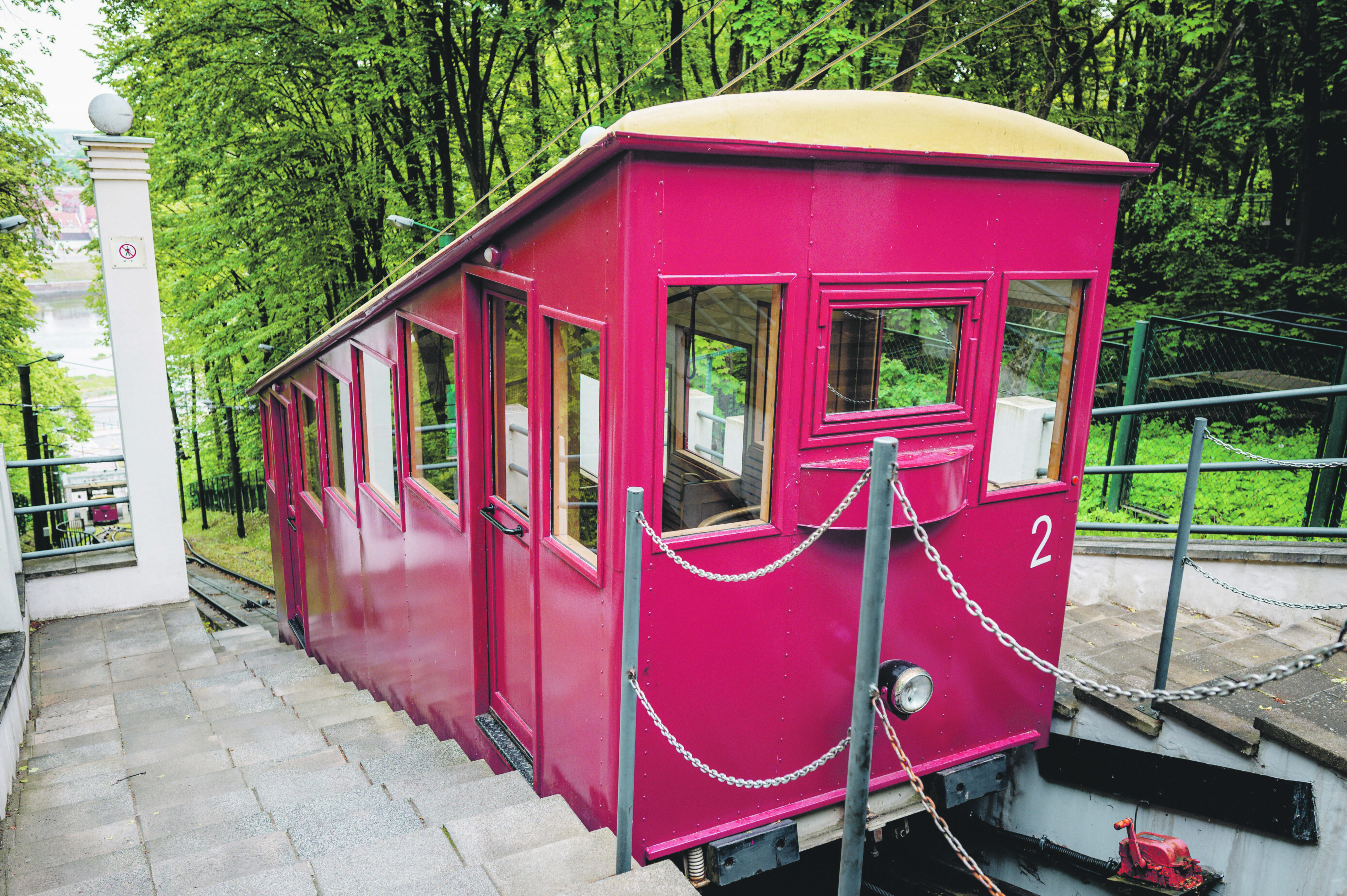 Įrenginys: kylant funikulieriumi galima pajusti istorinę tarpukario atmosferą. Tai kultūros paminklas, kurį galima liesti rankomis ir netgi juo važiuoti.