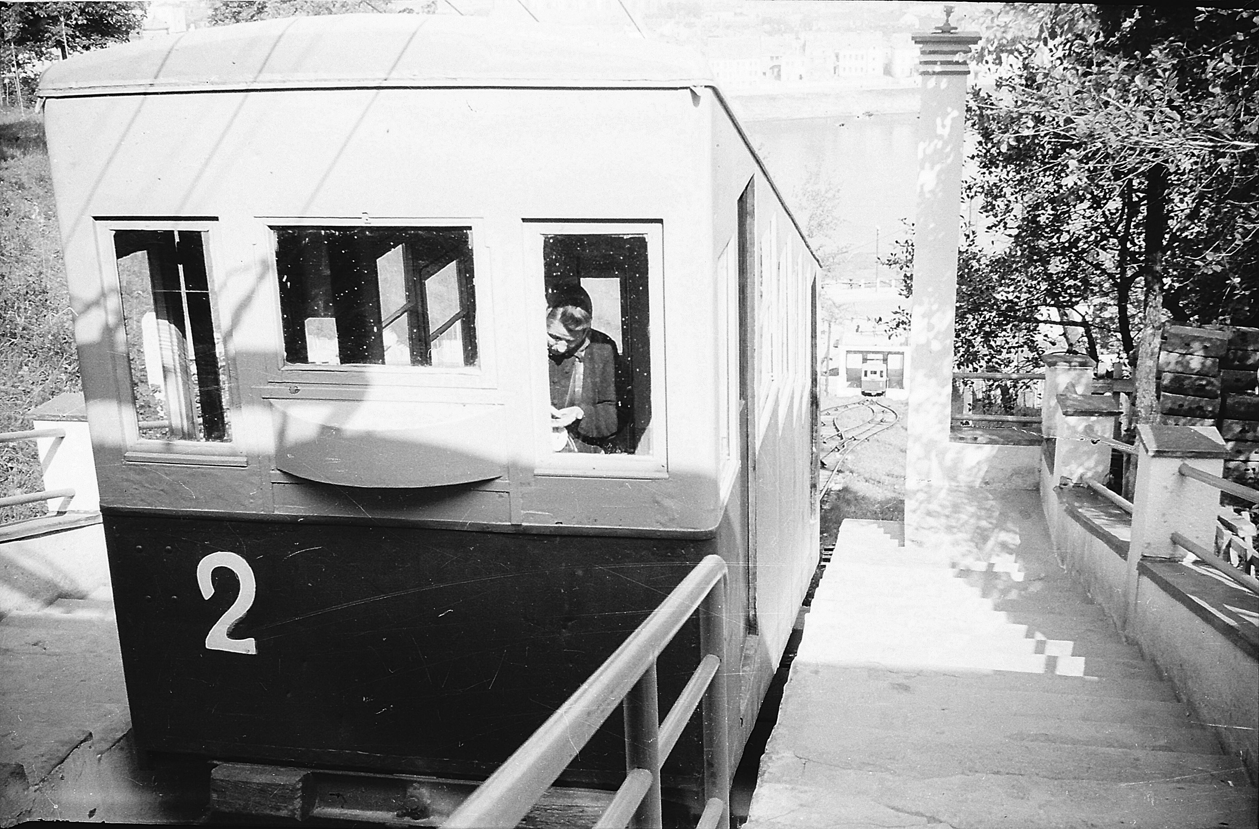 KMM GEK 3822/1. Negatyvas. F. Kaunas. Aleksotas. Keltuvo (funikulieriaus) vagonas. 1956 m.  Fotografas Stanislovas Lukošius. Eksponatai saugomi Kauno miesto muziejuje