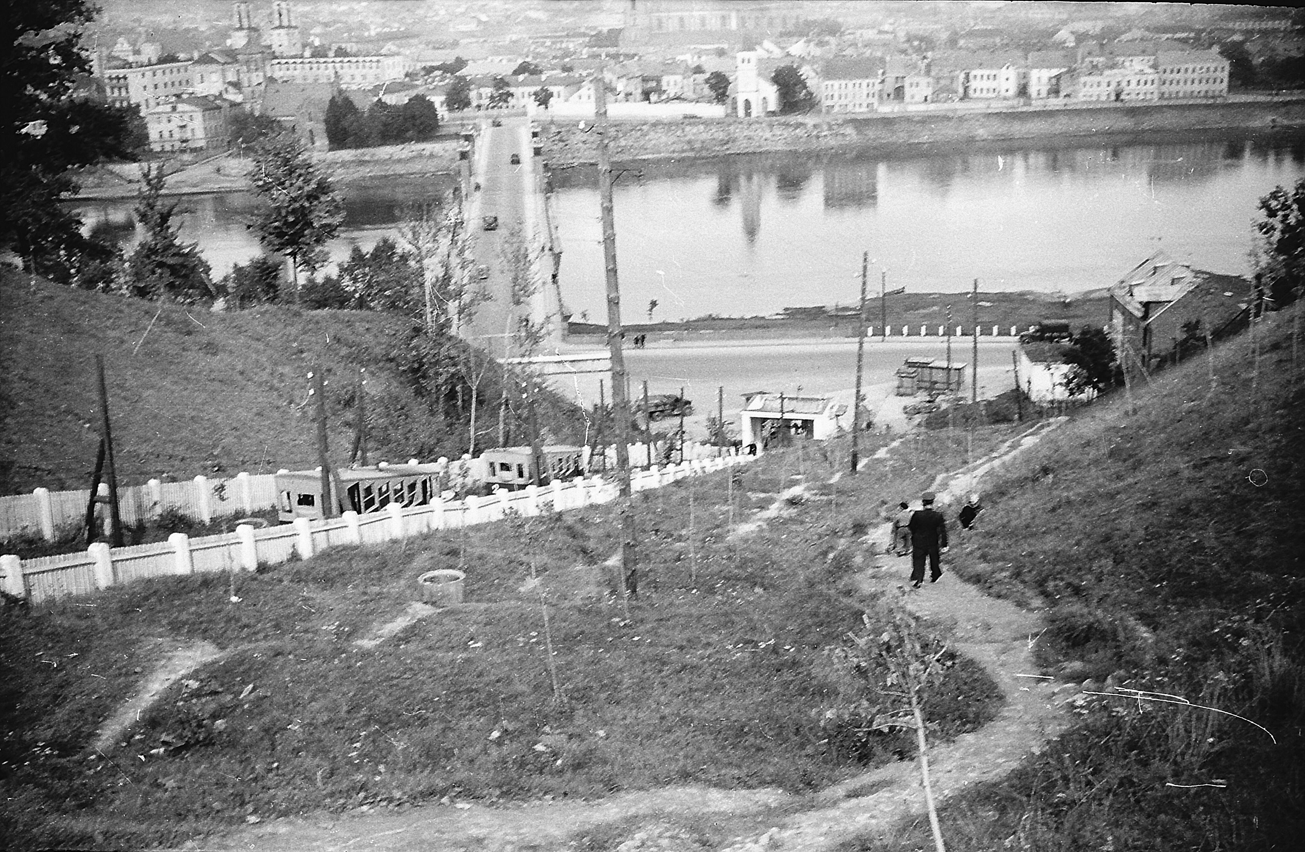 KMM GEK 3821/1. Negatyvas. E.  Kaunas.  Aleksotas. Senamiesčio panorama. Kairėje –  keltuvo kelias, tolumoje Aleksoto tiltas. 1956 m. 