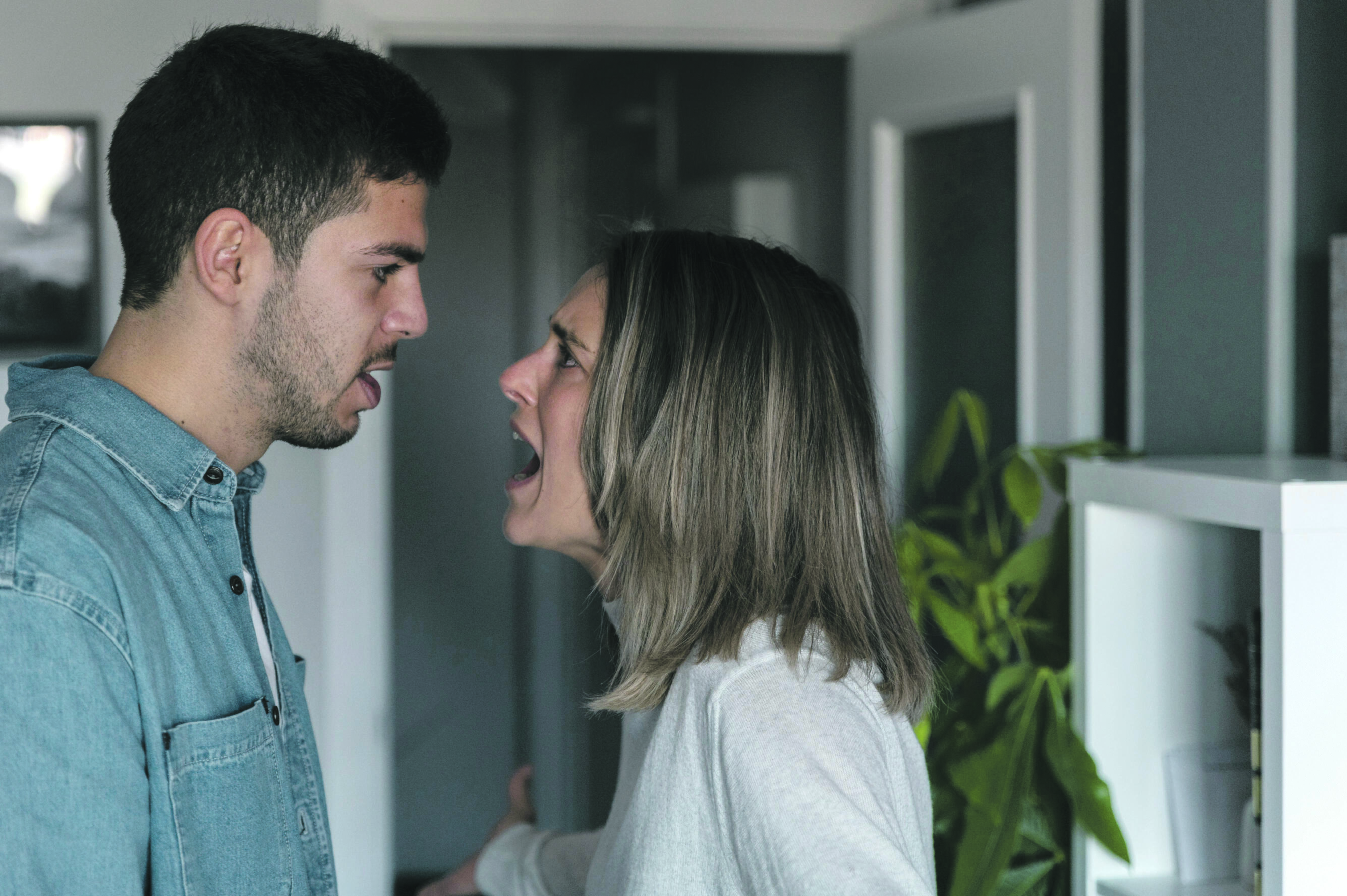 Netinka: pagrindinės artimųjų daromos klaidos yra priklausomo žmogaus moralizavimas, kaltinimas, žeminimas, gąsdinimas, spaudimas, nusivylimas, taip pat alkoholio vartojimas kartu – visa tai tik sustiprina priklausomą elgesį.