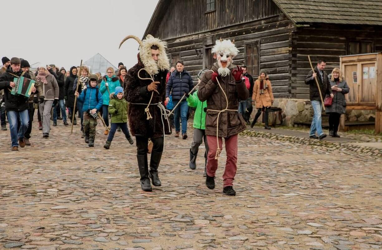 Apsauga: tikėta, kad piktajai dvasiai pakanka pasižiūrėti žmogui į akis, ir jį paveiks tas žvilgsnis, todėl blukvilkiai prisidengdavo kaukėmis, kad nelabąsias nubaidytų.