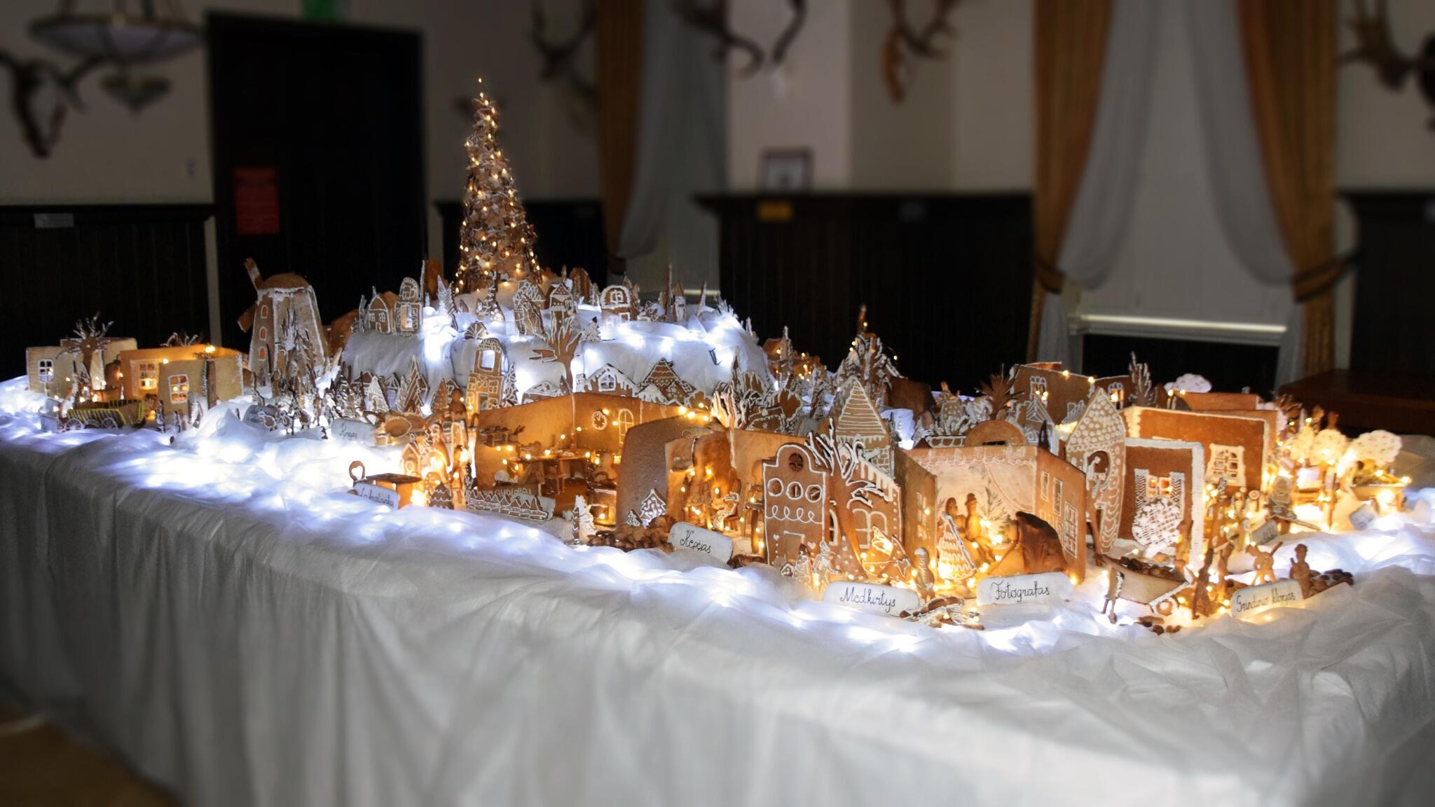 Tradicija: kalėdinę nuotaiką kurianti meduolinė paroda „Istorijos skonis: amatų kelias XV–XXI a. Žagarėje“. Meduolinės idėjos iniciatorė J.Alminaitė džiaugiasi, kad meduolių kepimas buria bendruomenę, o kepiniai pasakoja istoriją ir populiarina paveldą.