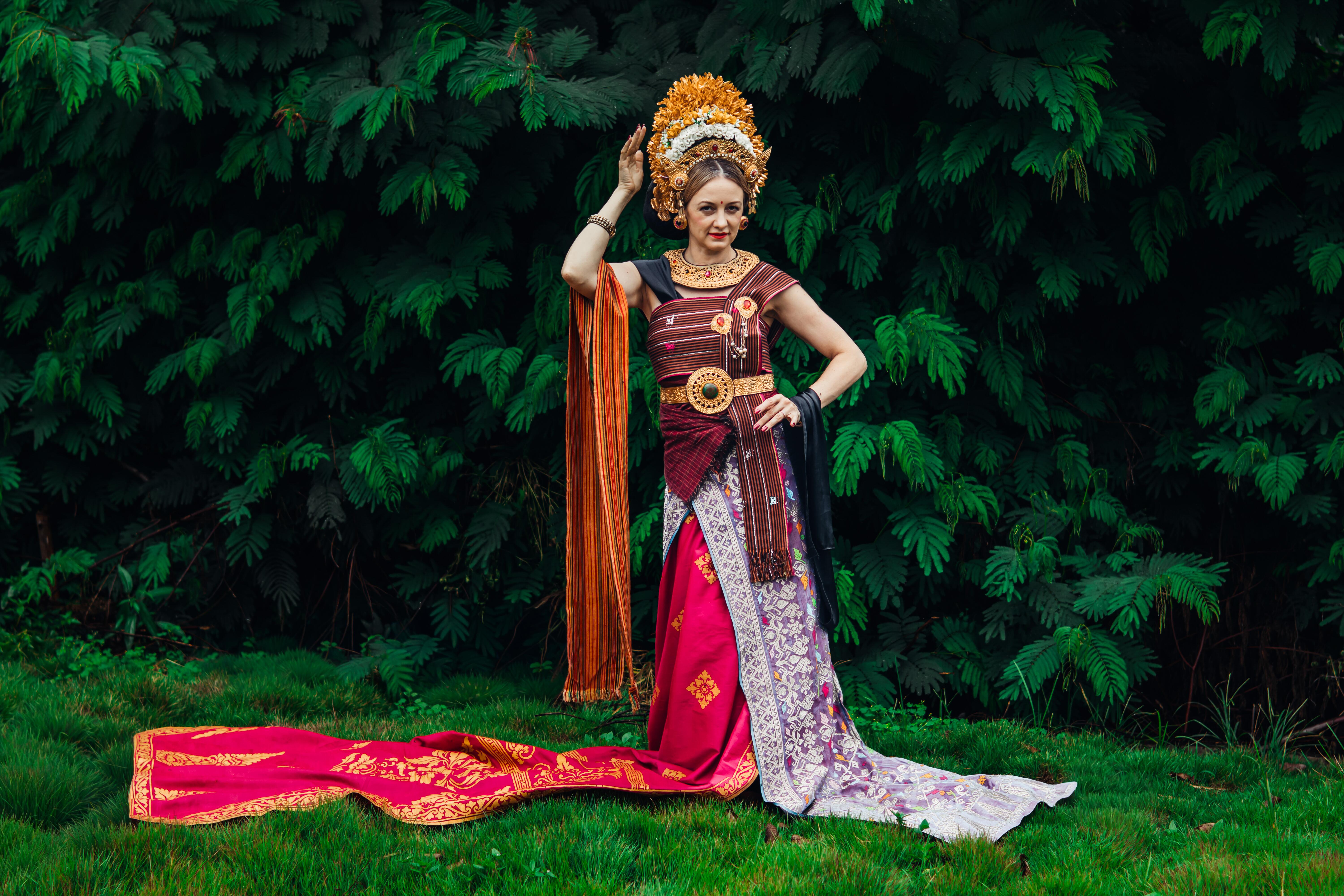 Akcentas: kad nusifotografuotų su balietiška karūna, Eglei prireikė kantrybės – vietinis meistras ją kūrė kelias valandas. 