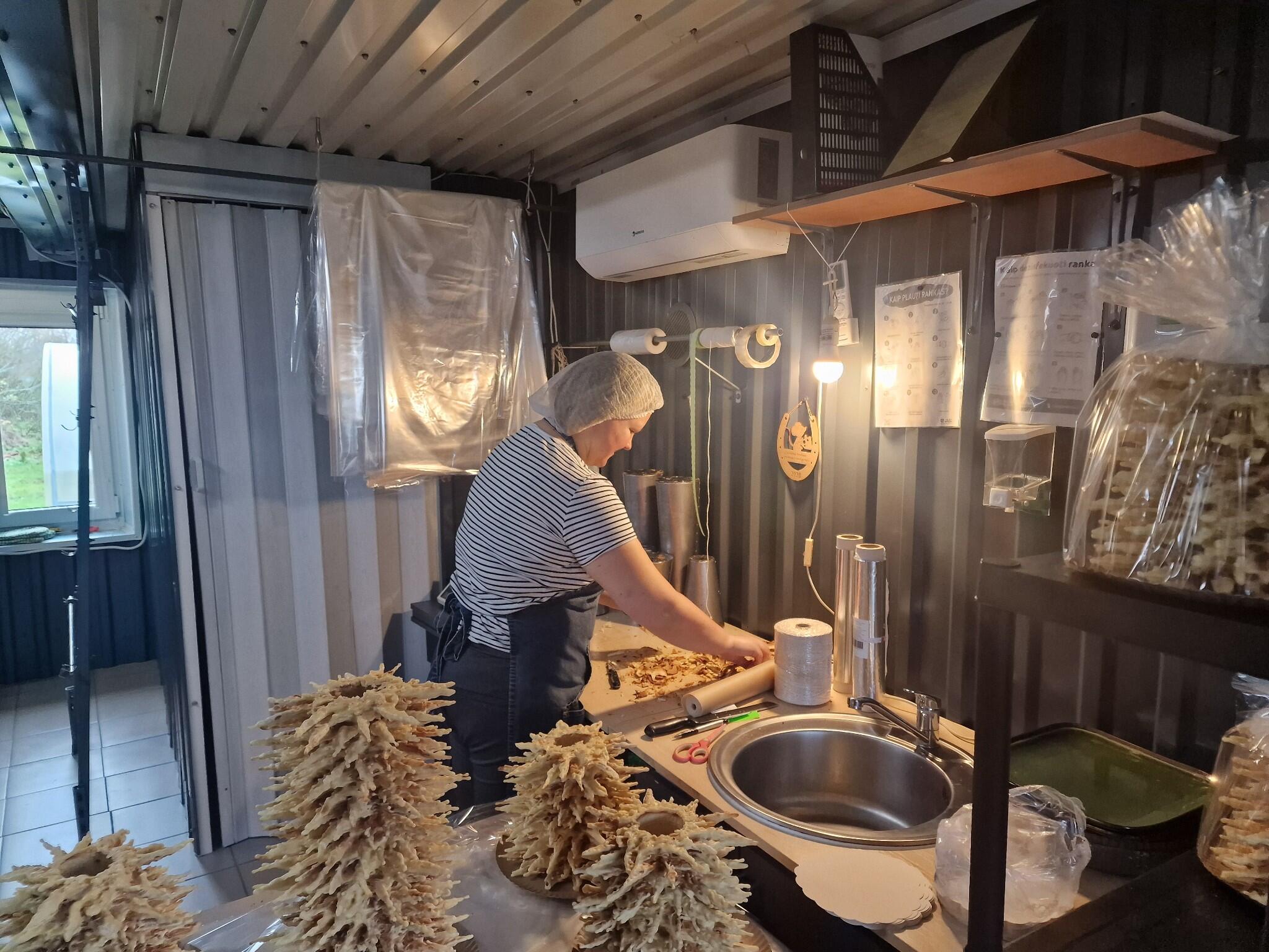 Išdrįso: iš pradžių Indrė bijojo kepti šakočius, bet ką gi darysi, jei vyras kiauras dienas dirba? Teko išmokti „spygliuočių“ kepimo meno ir jai.