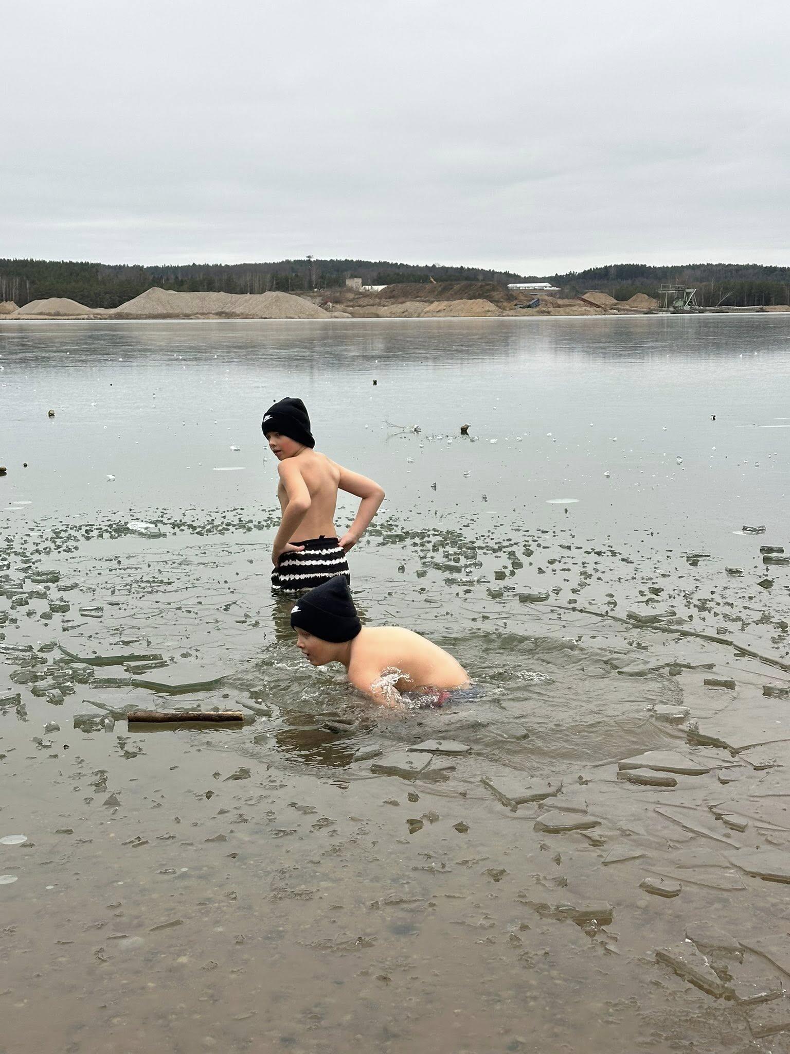 Sekėjai: kai tėtis maudosi lediniame vandenyje, jo pavyzdžiu mielai seka ir sūnūs.