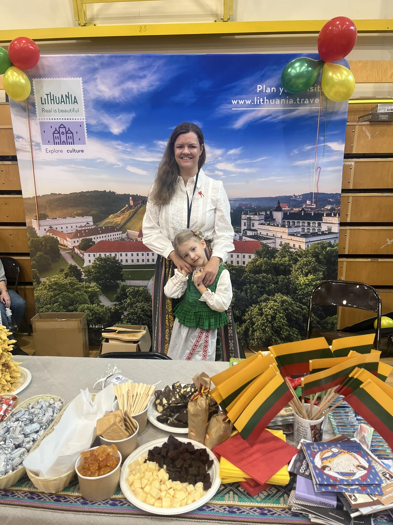 Reprezentuoja: daugiakultūrėje mokykloje su pasididžiavimu pristatoma Lietuva.