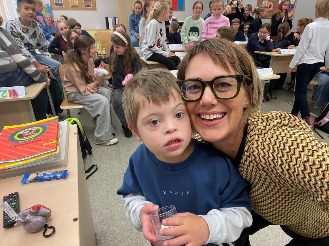 Edukatoriai: „Dauno sindromas nei baisus, nei užkrečiamas: tai tiesiog genetinis sutrikimas“, – aiškina S. Karosas, dažnai vykstanti į mokyklas su Motiejumi, kuris yra drąsesnis už dukrelę Ivą.