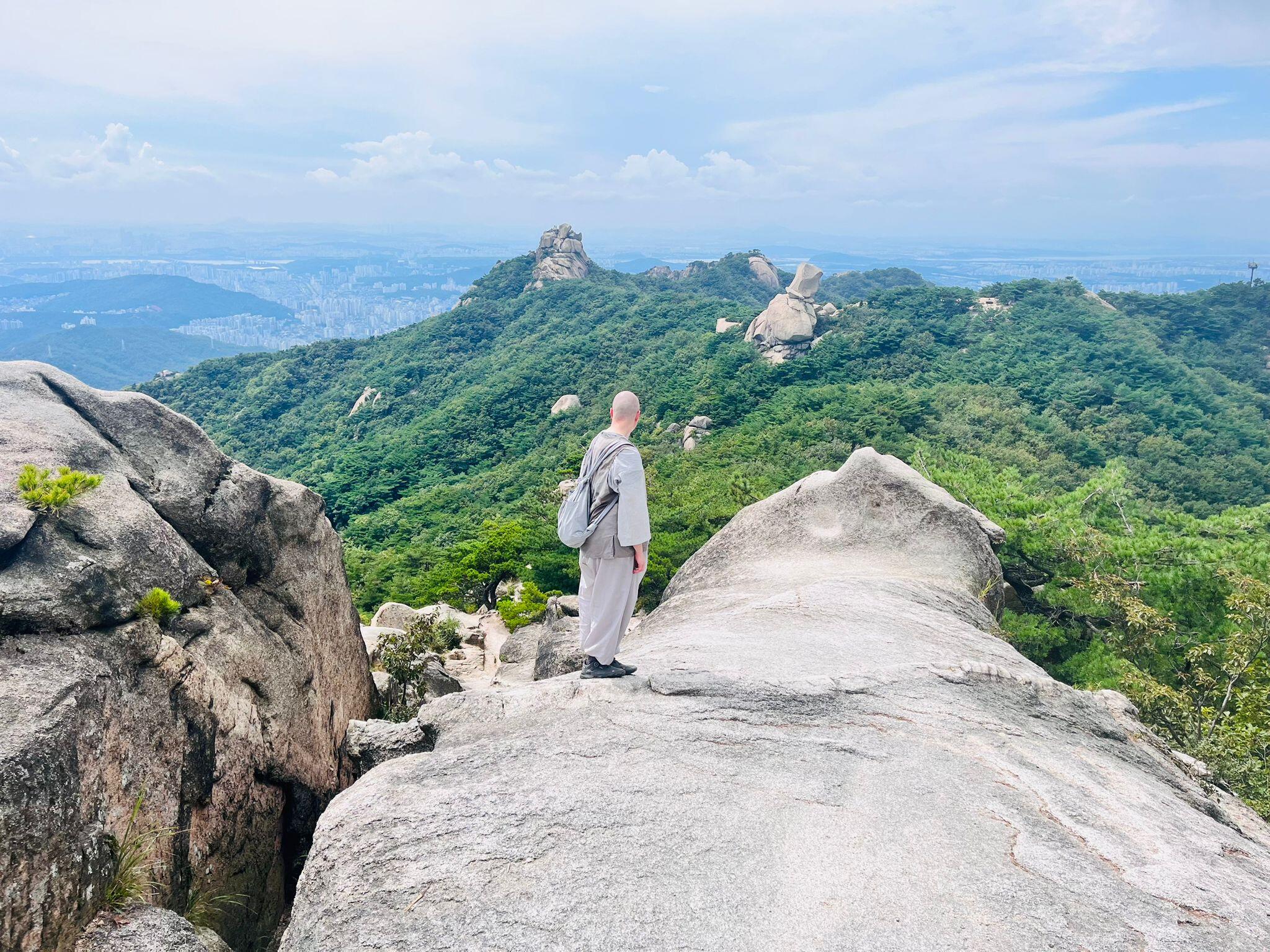Kalnuose: nors turizmui vienuoliai neturi laiko, bet po vietines apylinkes pasivaikščioti, jei nėra Tūkstančio dienų atsiskyrime, gali.