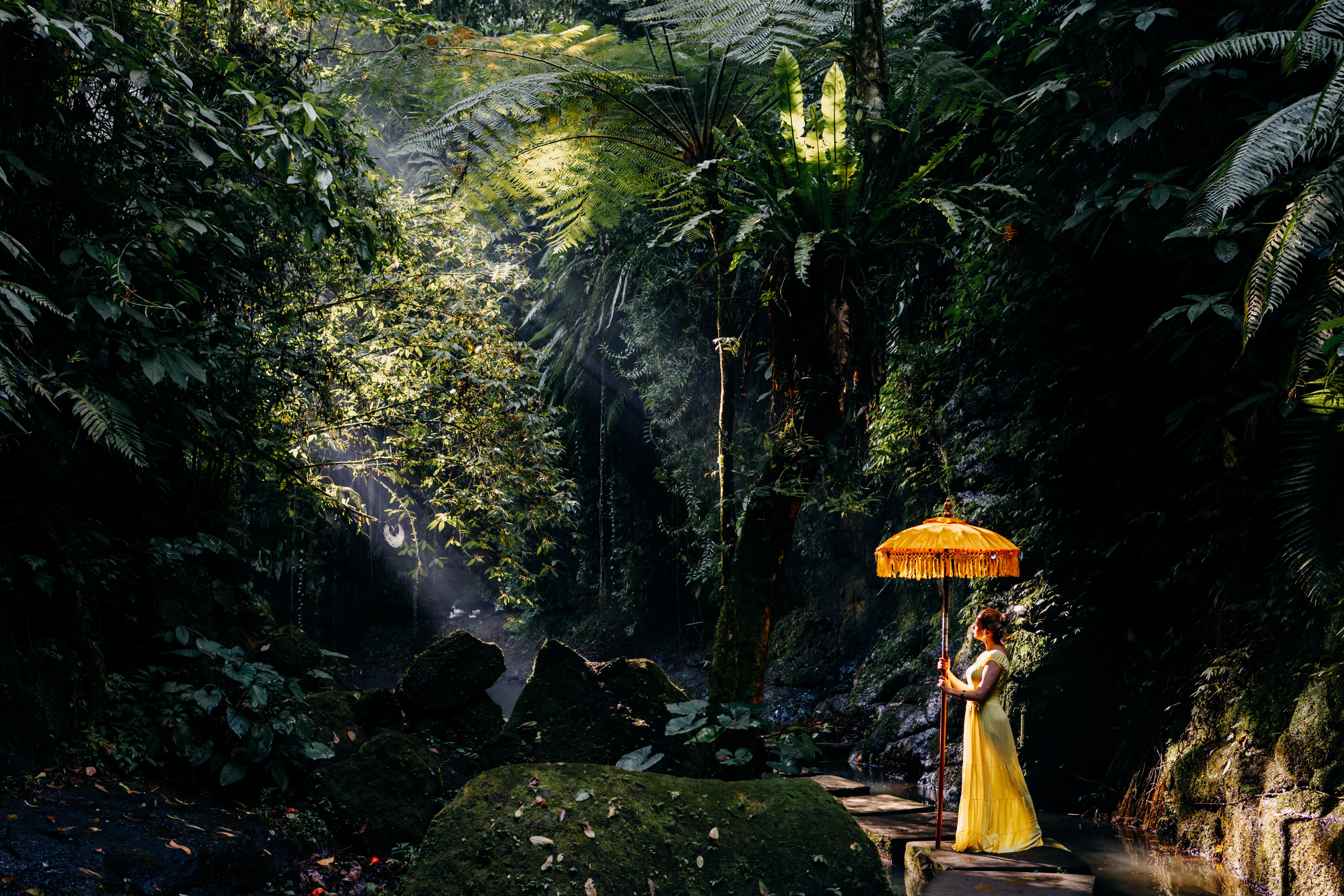 Improvizacijos: fotosesijoms drabužių, avalynę Eglė ir Ainas atsiveža iš Lietuvos, kitų reikalingų rekvizitų randa arba perka vietoje, o fotografijų idėjos gimsta dirbant.