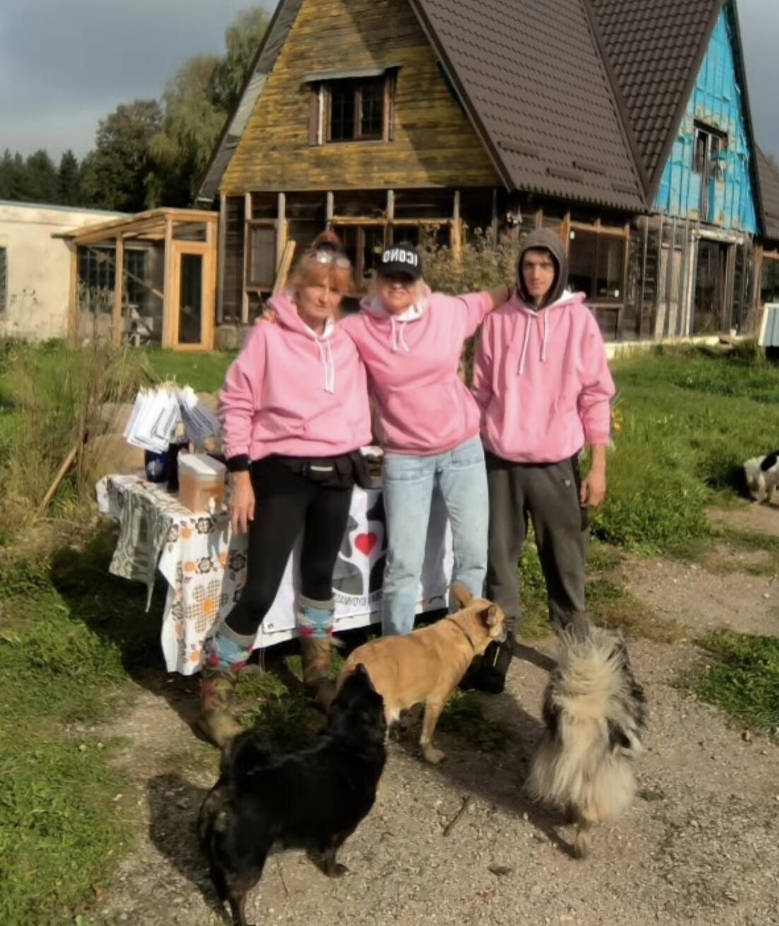 Sutikimas: praėjusią vasarą prieglaudoje vyko šventė, kurios metu Elena vaišino atvykusius svečius ir pasakojo jiems apie gyvūnų prieglaudos reikšmę. 