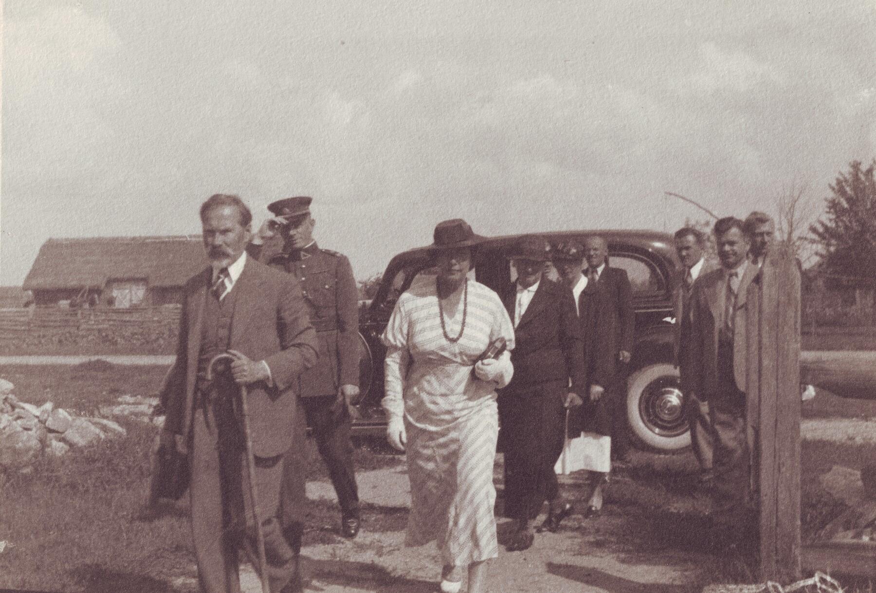 Kartu: prezidentas A. Smetona su žmona vyksta į svečius, lydimi adjutanto mjr. V. Šliogerio. Apie 1936 m.